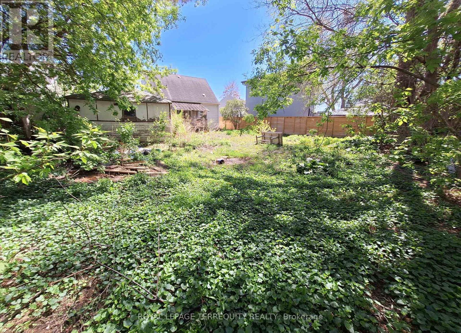 676 Trethewey Drive, Toronto, Ontario  M6M 4C4 - Photo 4 - W12149633