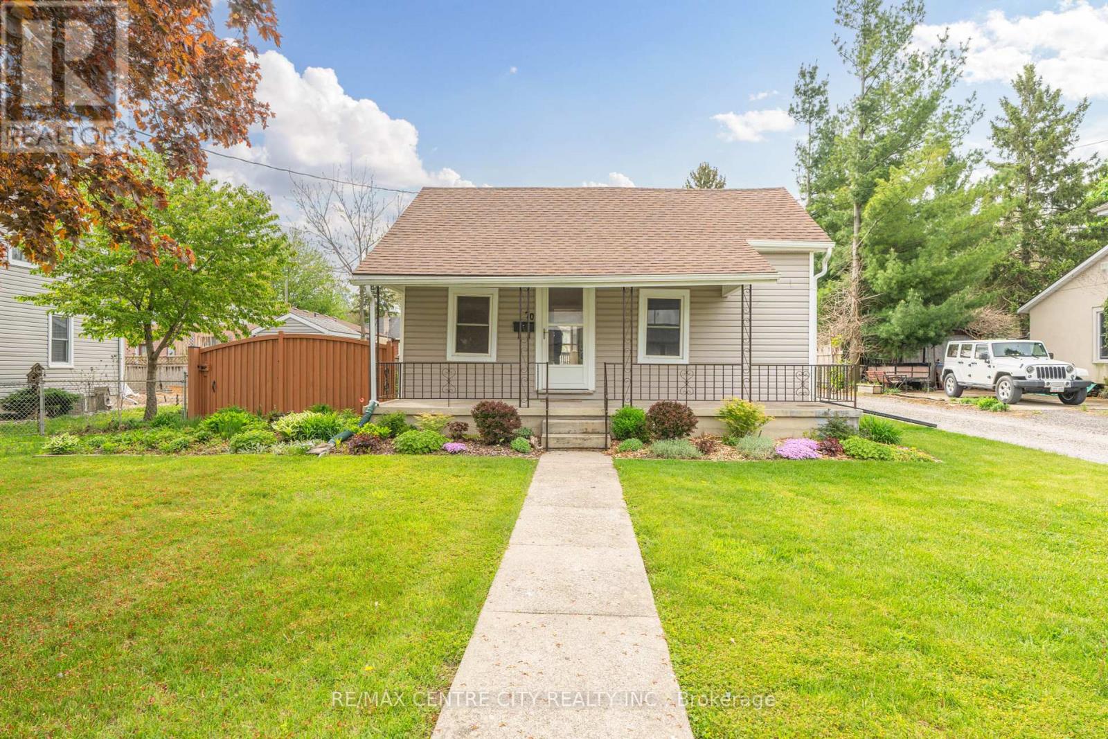 70 Scott Street W, Strathroy-Caradoc, Ontario  N7G 1J4 - Photo 2 - X12149720