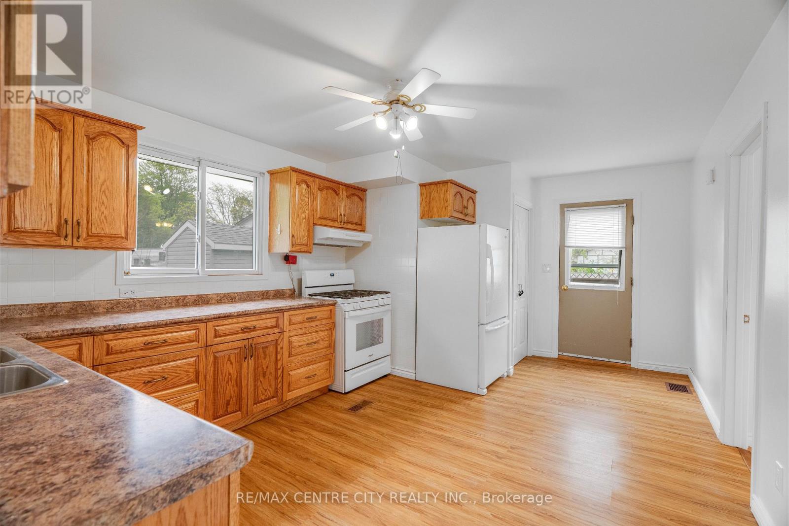 70 Scott Street W, Strathroy-Caradoc, Ontario  N7G 1J4 - Photo 5 - X12149720