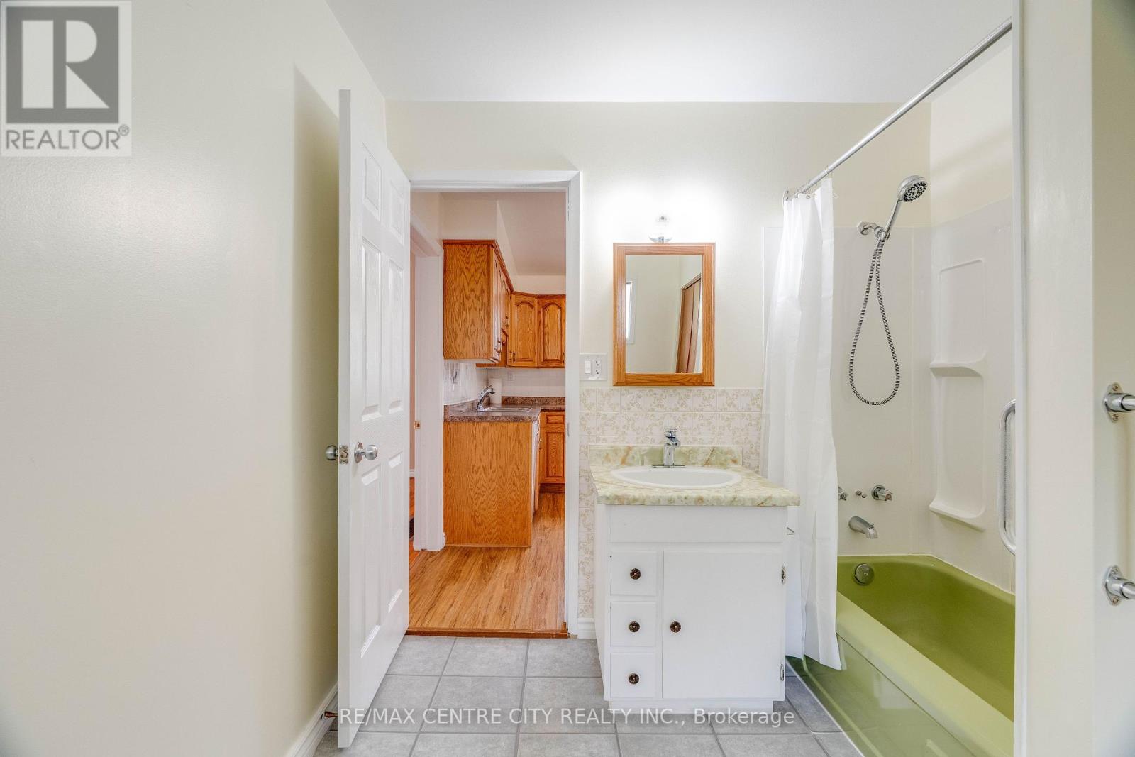 70 Scott Street W, Strathroy-Caradoc, Ontario  N7G 1J4 - Photo 6 - X12149720