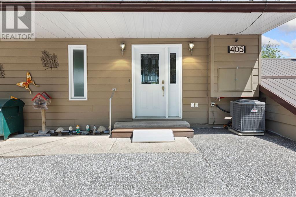 405 Champlain Road, Penetanguishene, Ontario  L9M 1S3 - Photo 2 - S12149689