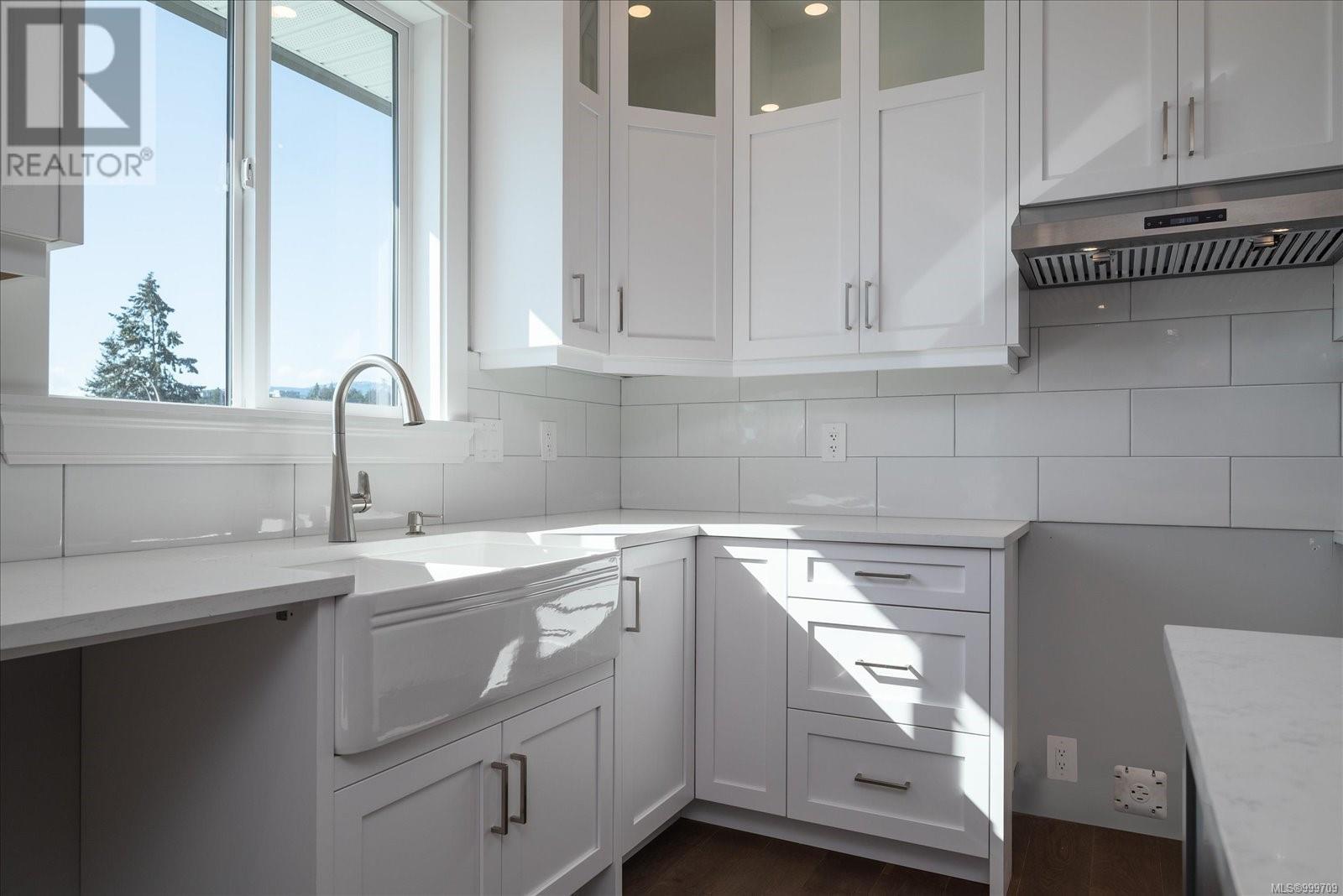 Property at 163 Golden Oaks Cres image 5