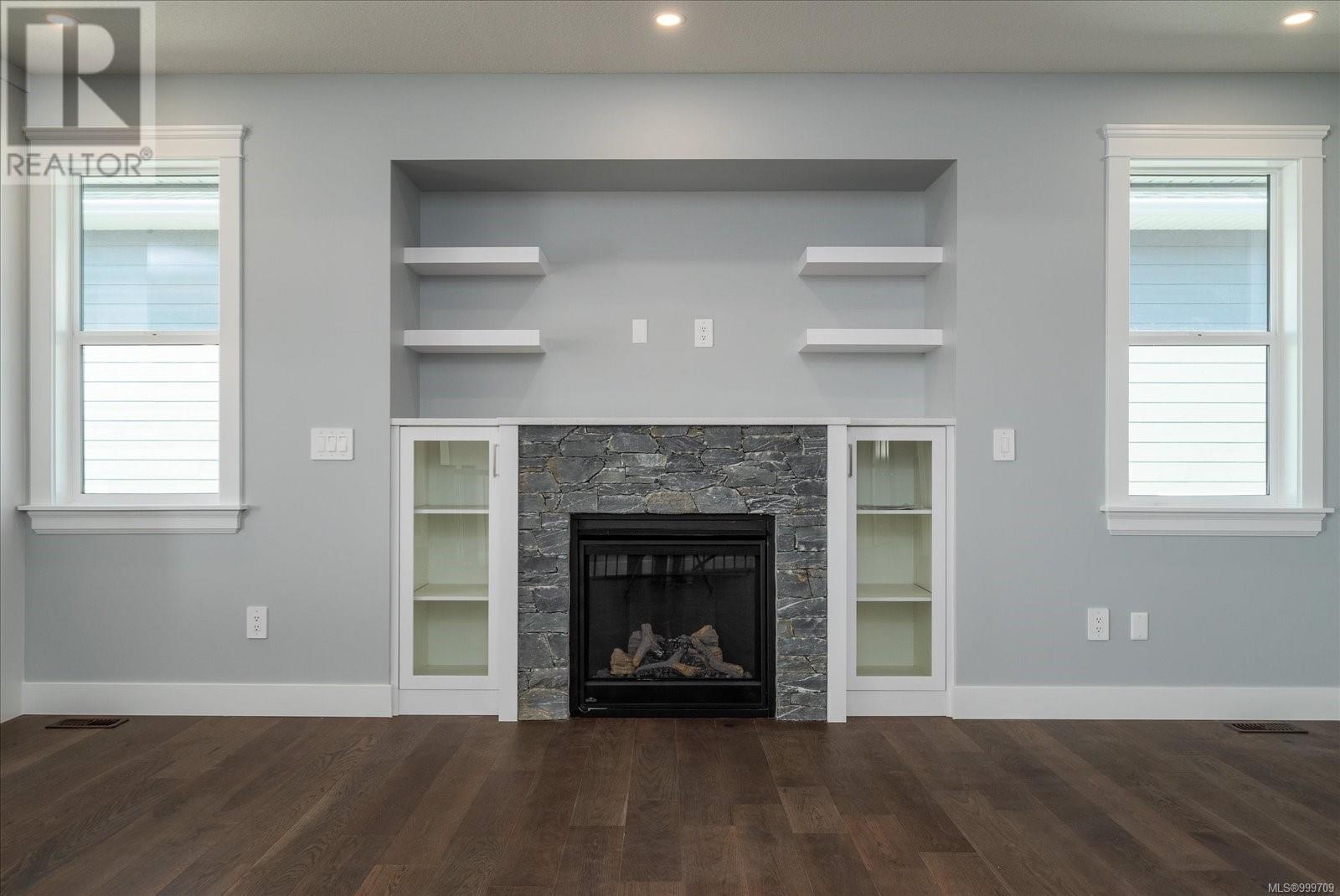 Property at 163 Golden Oaks Cres image 2