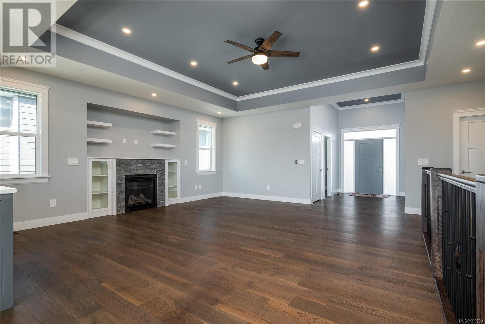 Property at 163 Golden Oaks Cres image 3