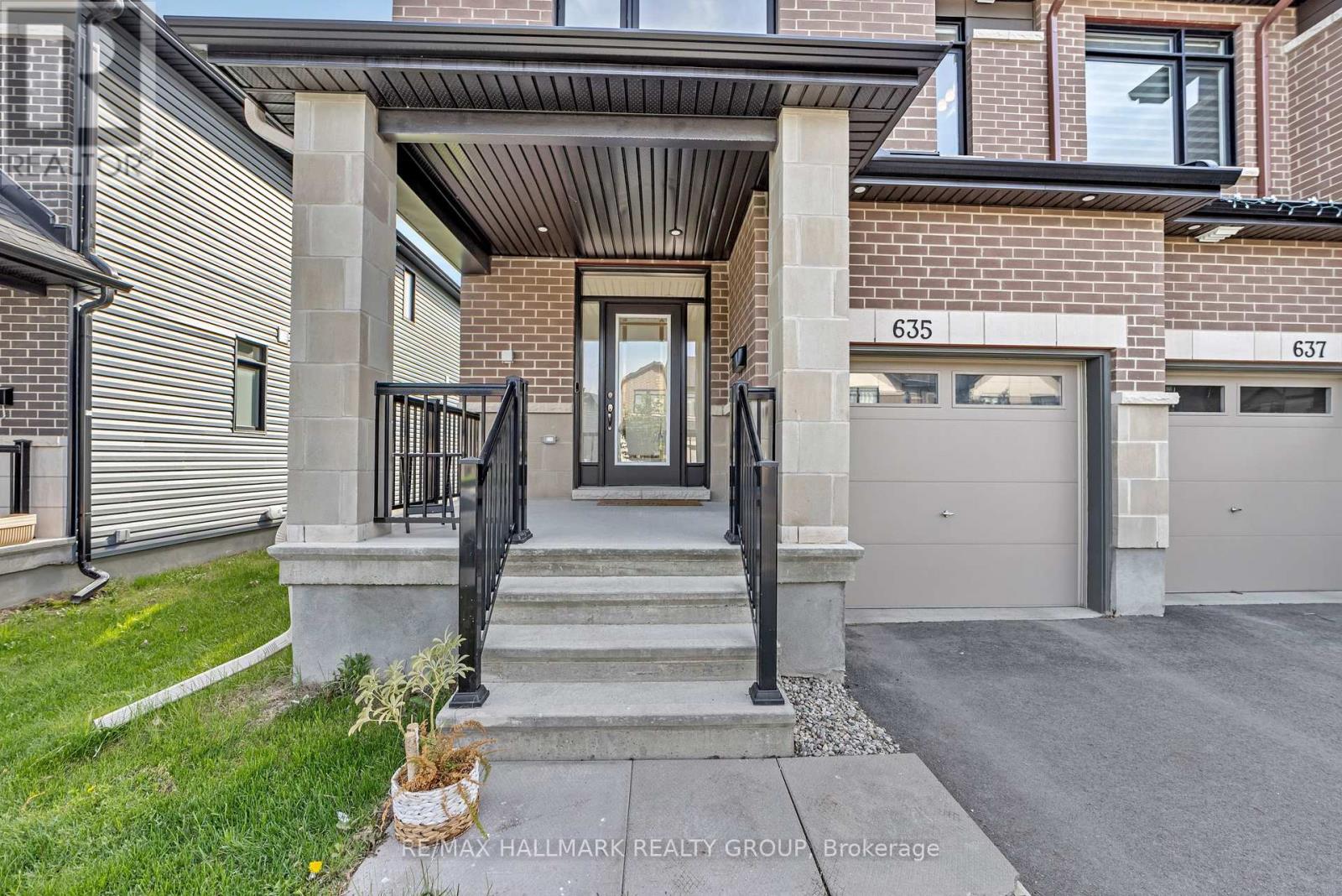 635 Rathburn Lane, Ottawa, Ontario  K1T 0V9 - Photo 3 - X12149690
