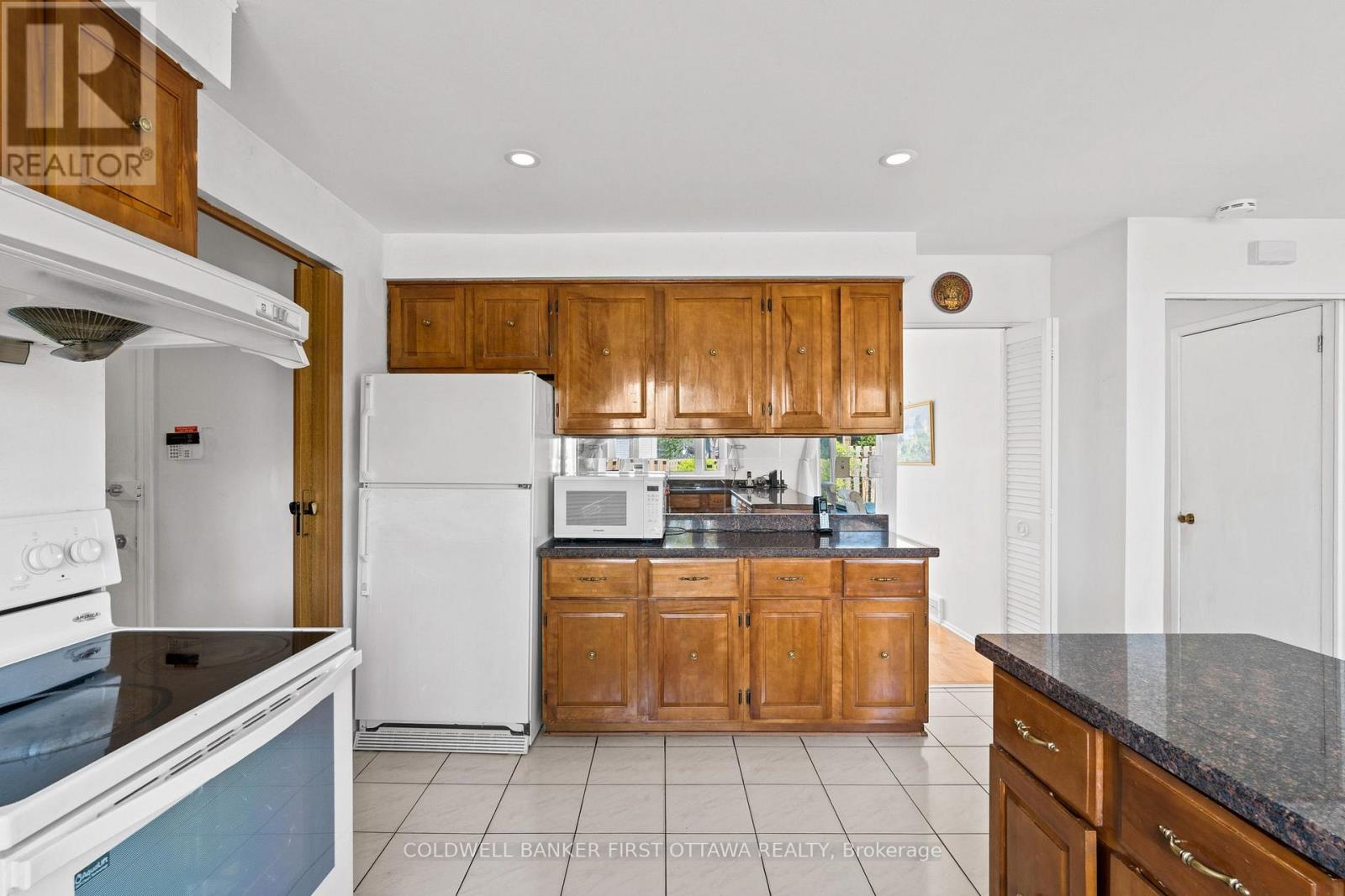 16 Denewood Crescent, Ottawa, Ontario  K2E 7G5 - Photo 20 - X12149724