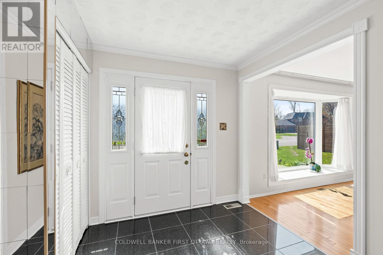 16 Denewood Crescent, Ottawa, Ontario  K2E 7G5 - Photo 5 - X12149724