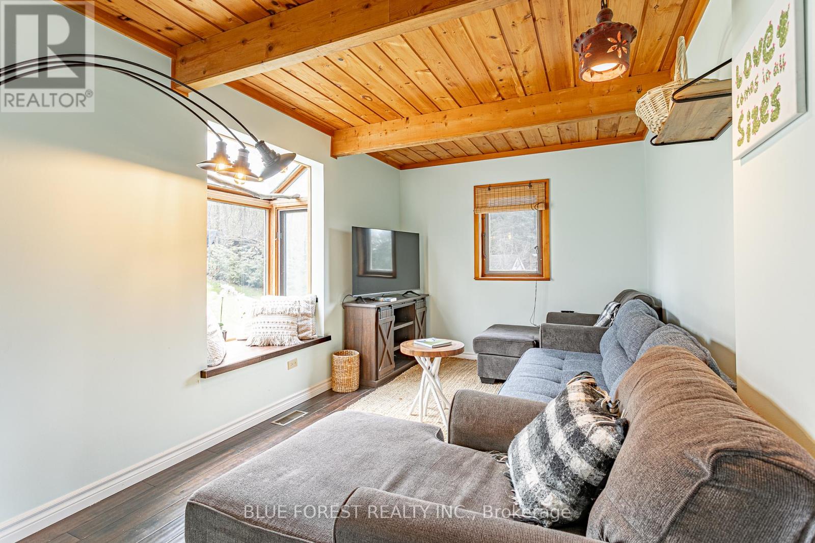 5437 Lake Valley Grove Road, Lambton Shores, Ontario  N0N 1J7 - Photo 11 - X12124972