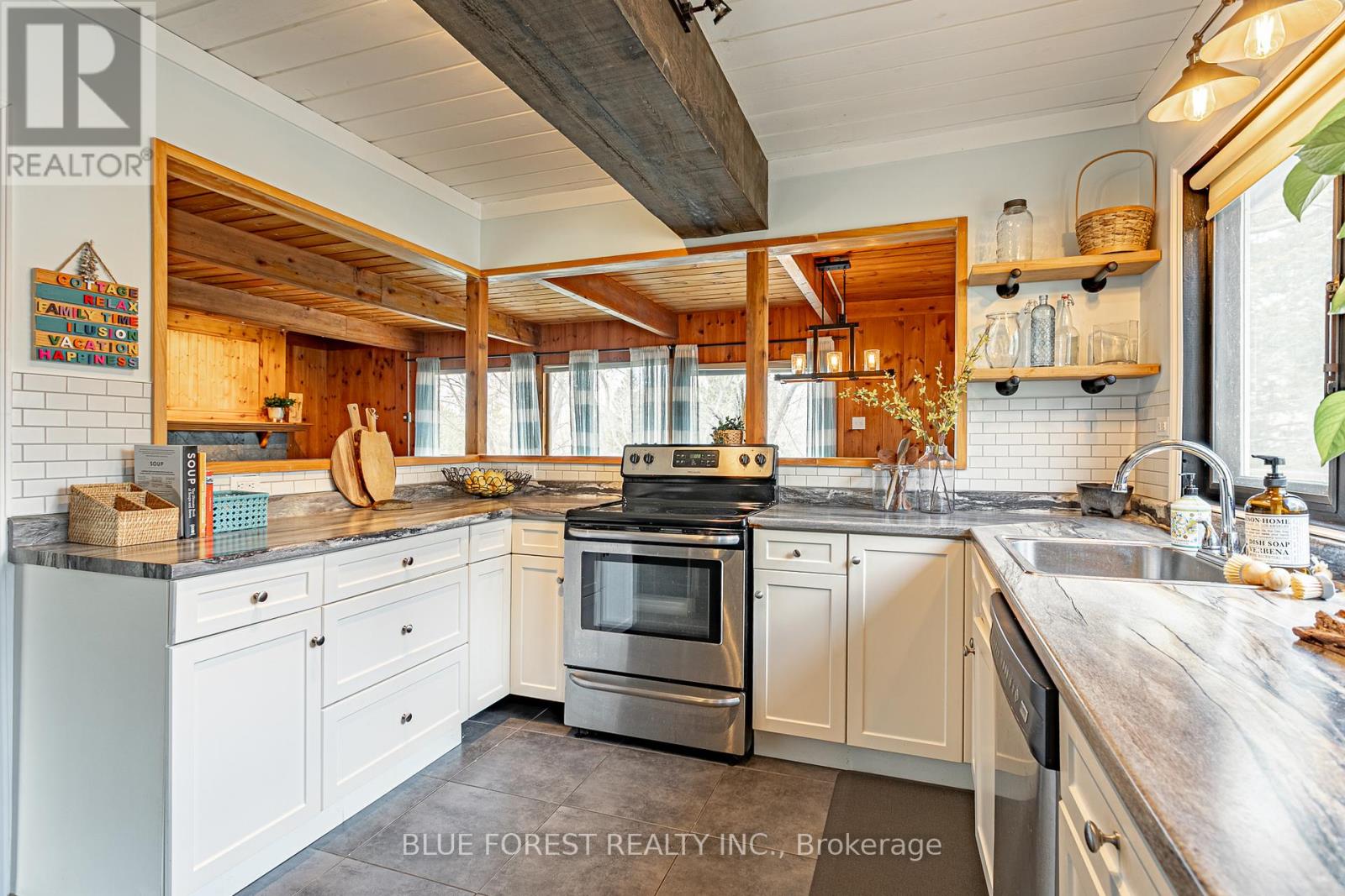 5437 Lake Valley Grove Road, Lambton Shores, Ontario  N0N 1J7 - Photo 13 - X12124972