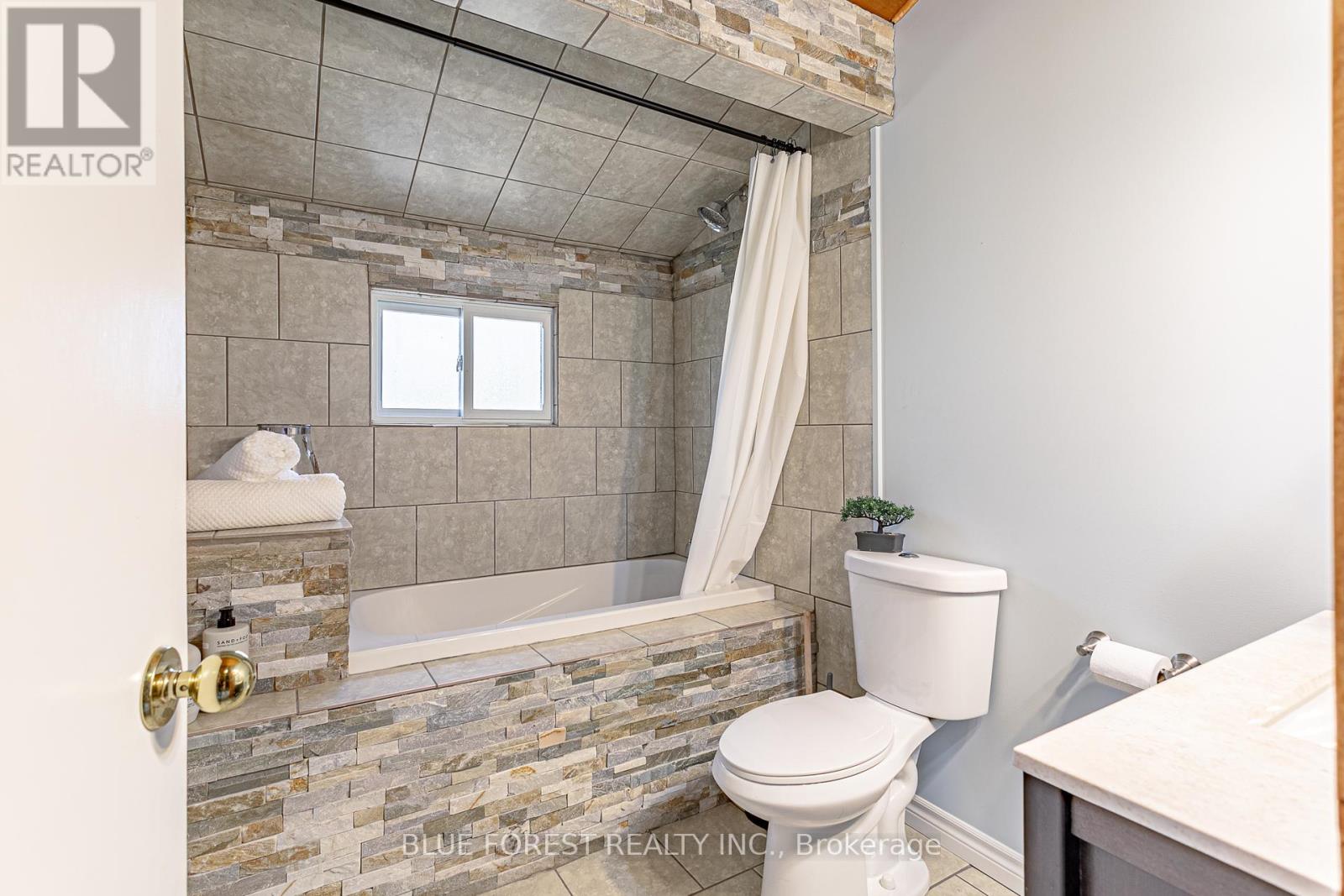 5437 Lake Valley Grove Road, Lambton Shores, Ontario  N0N 1J7 - Photo 20 - X12124972