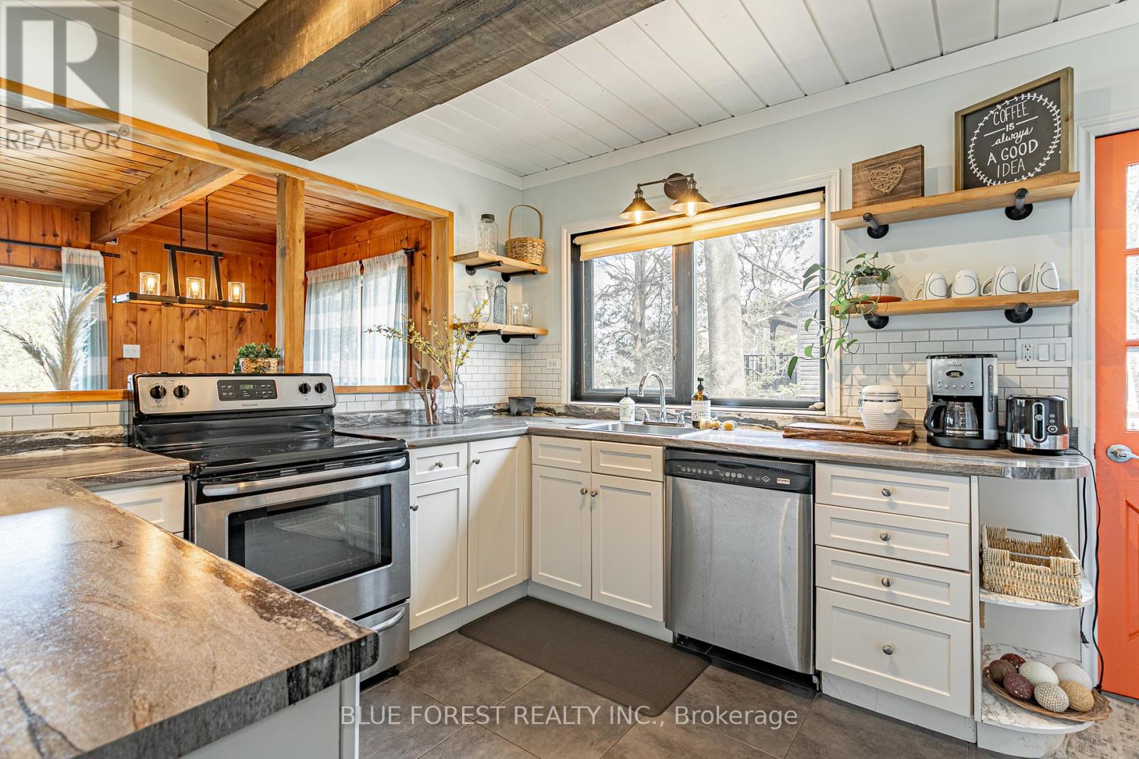 5437 Lake Valley Grove Road, Lambton Shores, Ontario  N0N 1J7 - Photo 5 - X12124972