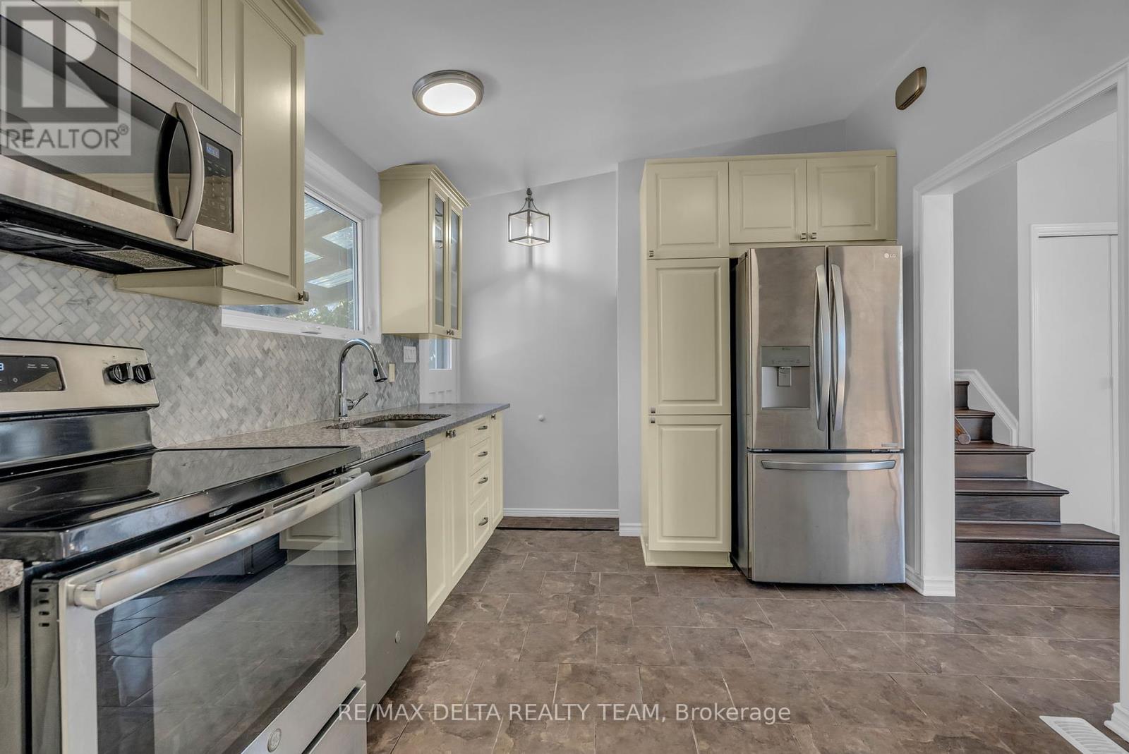 239 Tompkins Avenue, Ottawa, Ontario  K1E 1H1 - Photo 10 - X12030286