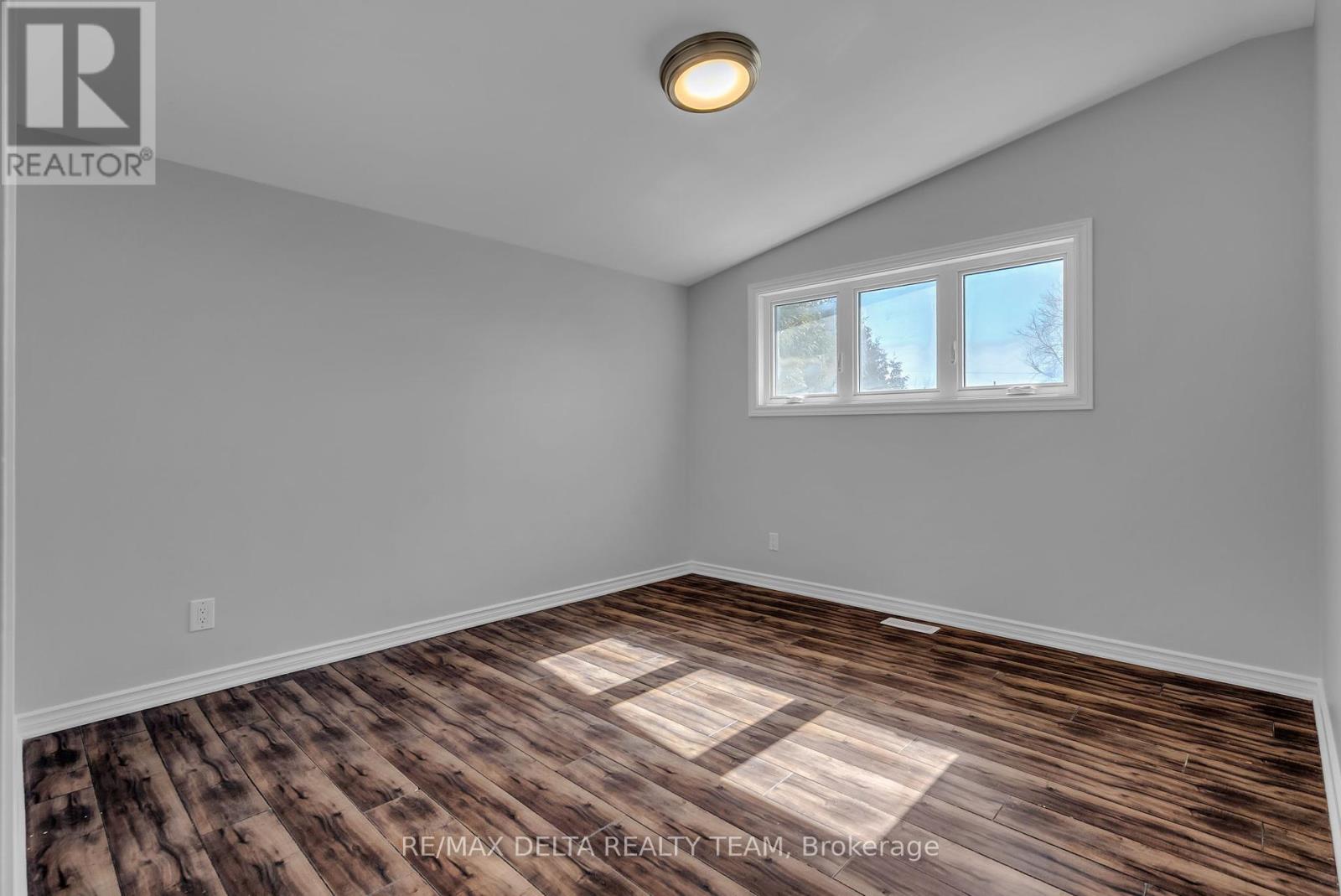 239 Tompkins Avenue, Ottawa, Ontario  K1E 1H1 - Photo 17 - X12030286