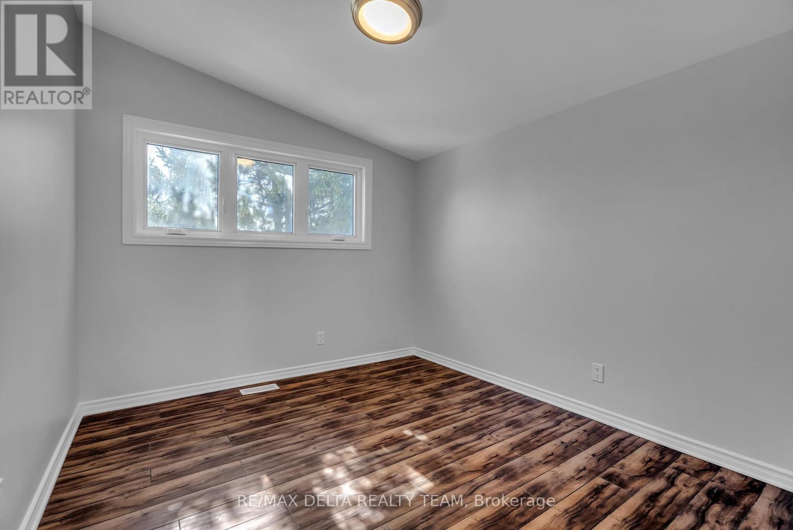 239 Tompkins Avenue, Ottawa, Ontario  K1E 1H1 - Photo 18 - X12030286