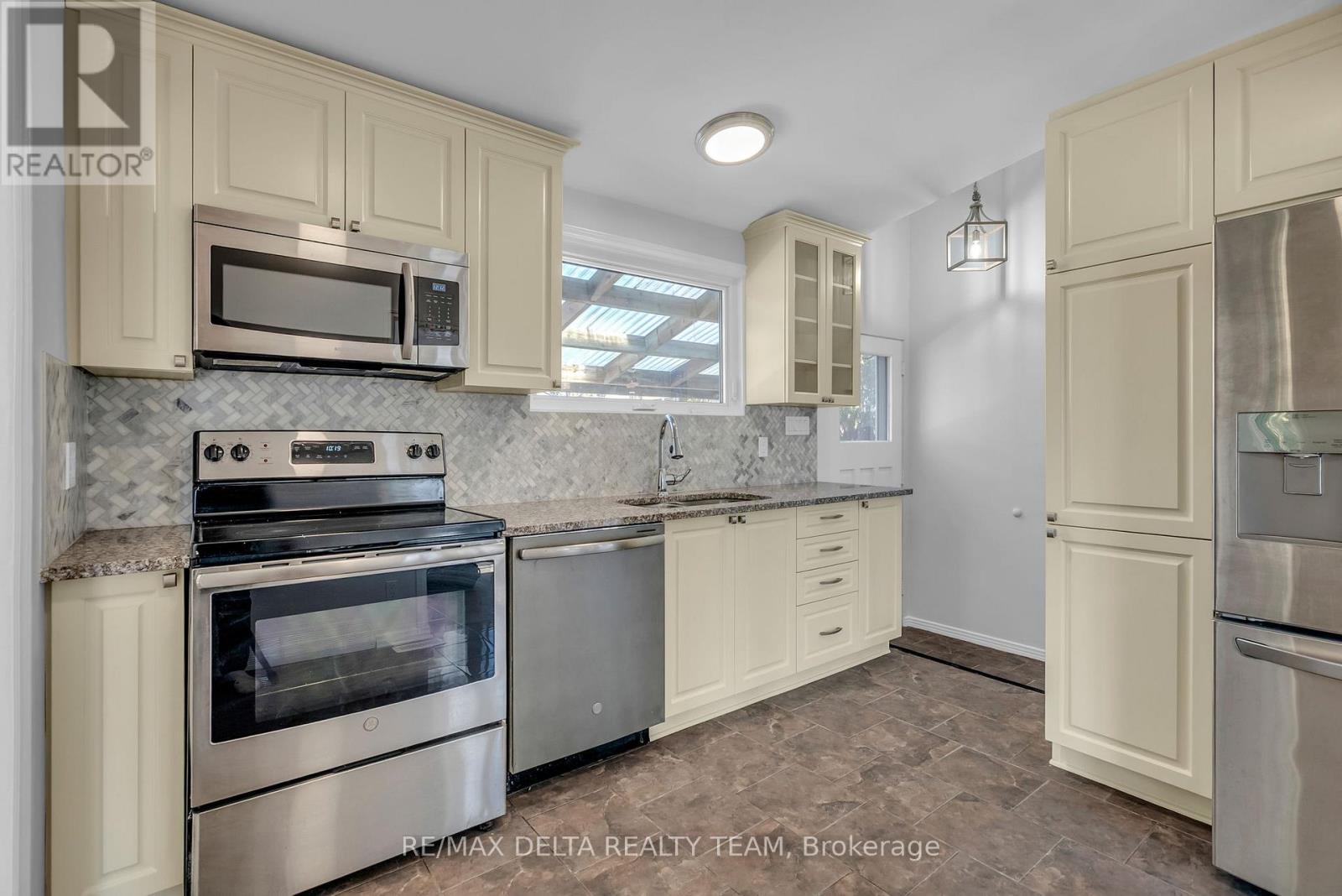 239 Tompkins Avenue, Ottawa, Ontario  K1E 1H1 - Photo 11 - X12030286