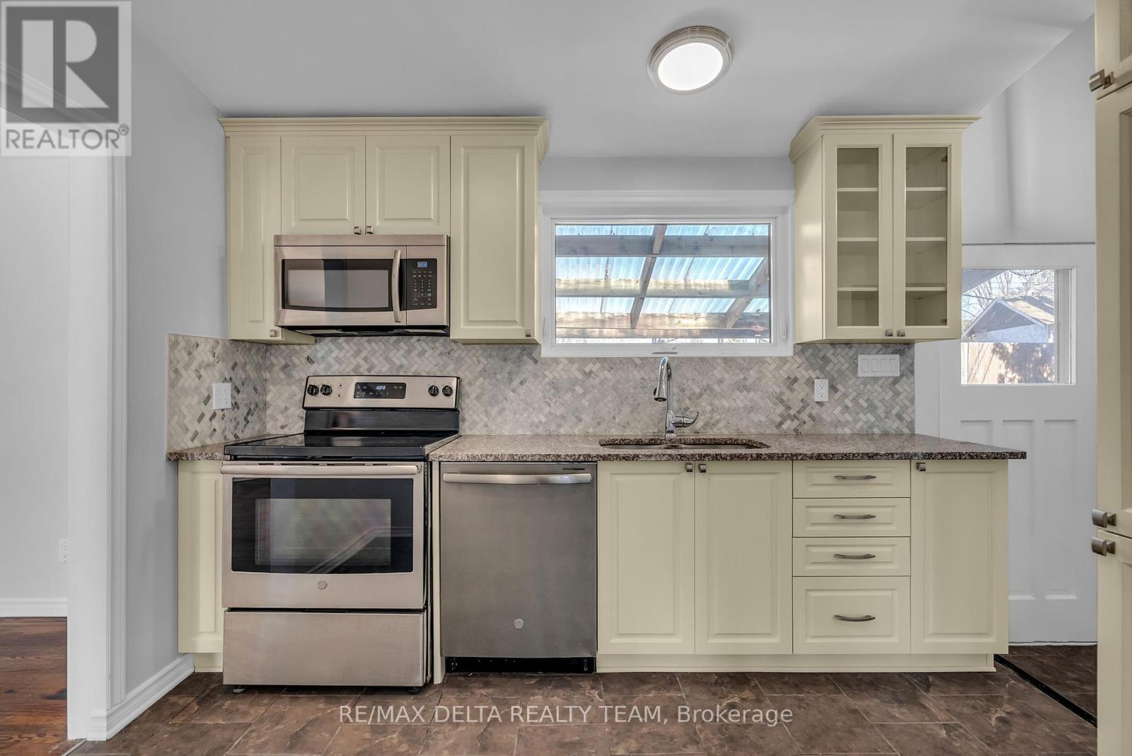 239 Tompkins Avenue, Ottawa, Ontario  K1E 1H1 - Photo 12 - X12030286