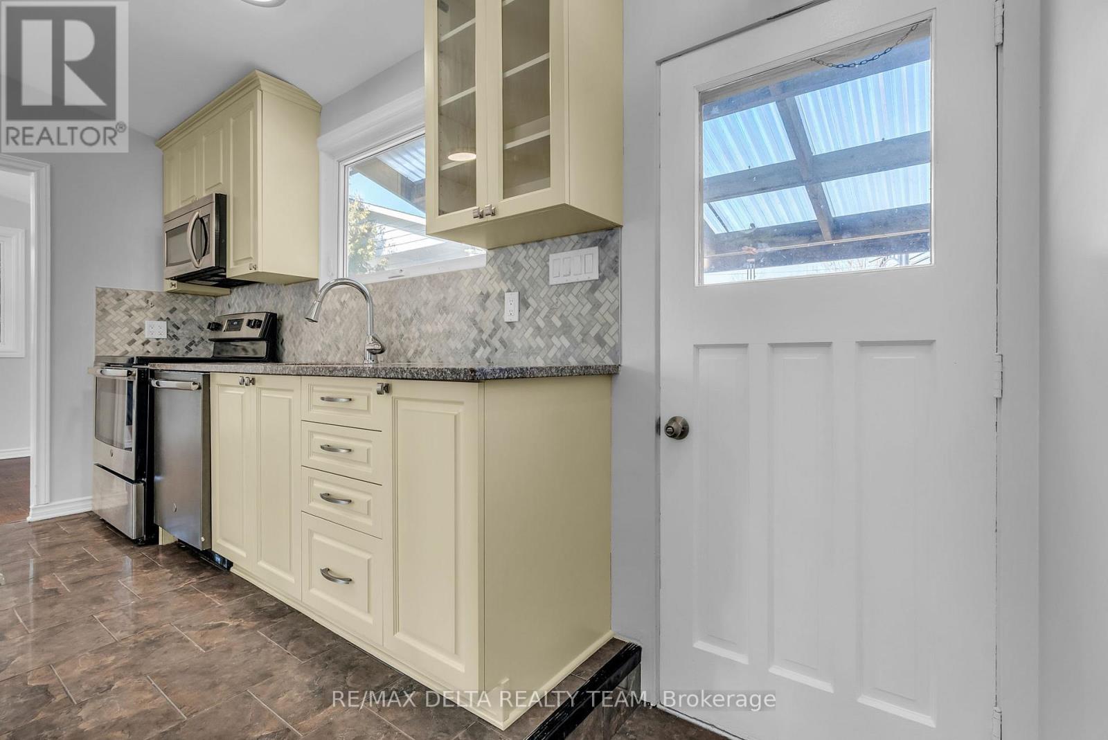 239 Tompkins Avenue, Ottawa, Ontario  K1E 1H1 - Photo 14 - X12030286