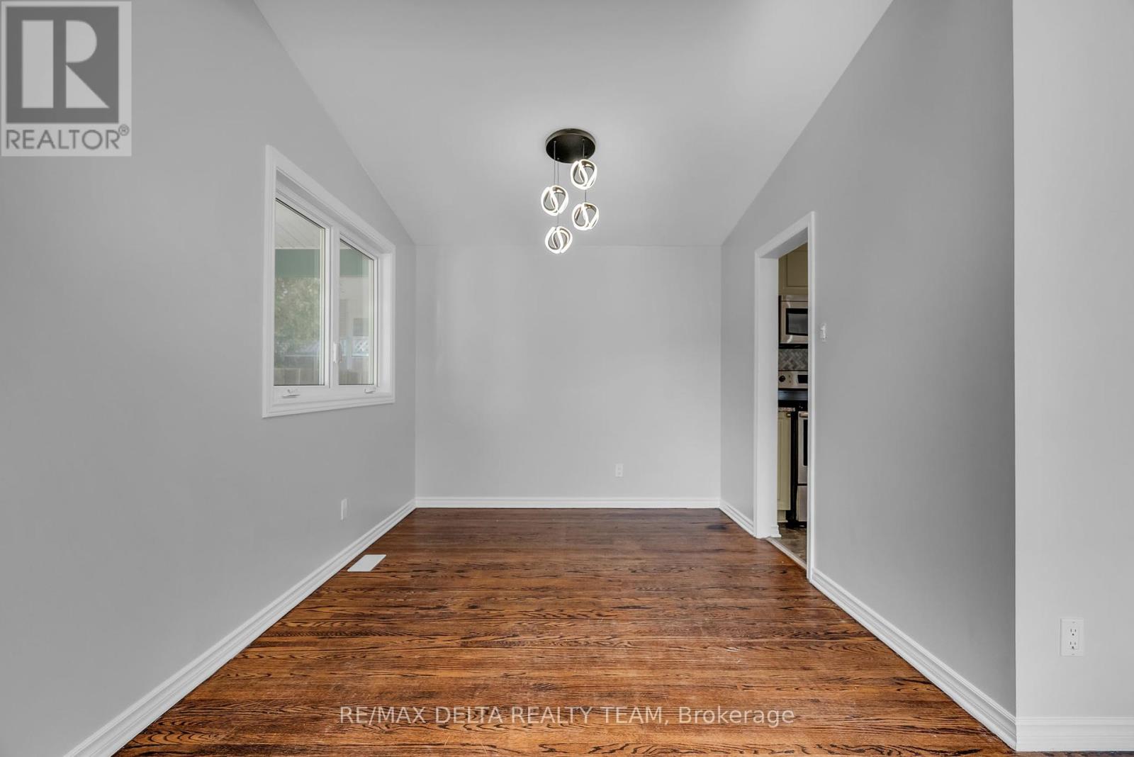 239 Tompkins Avenue, Ottawa, Ontario  K1E 1H1 - Photo 8 - X12030286