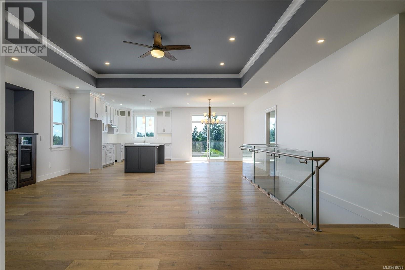 Property at 167 Golden Oaks Cres image 4