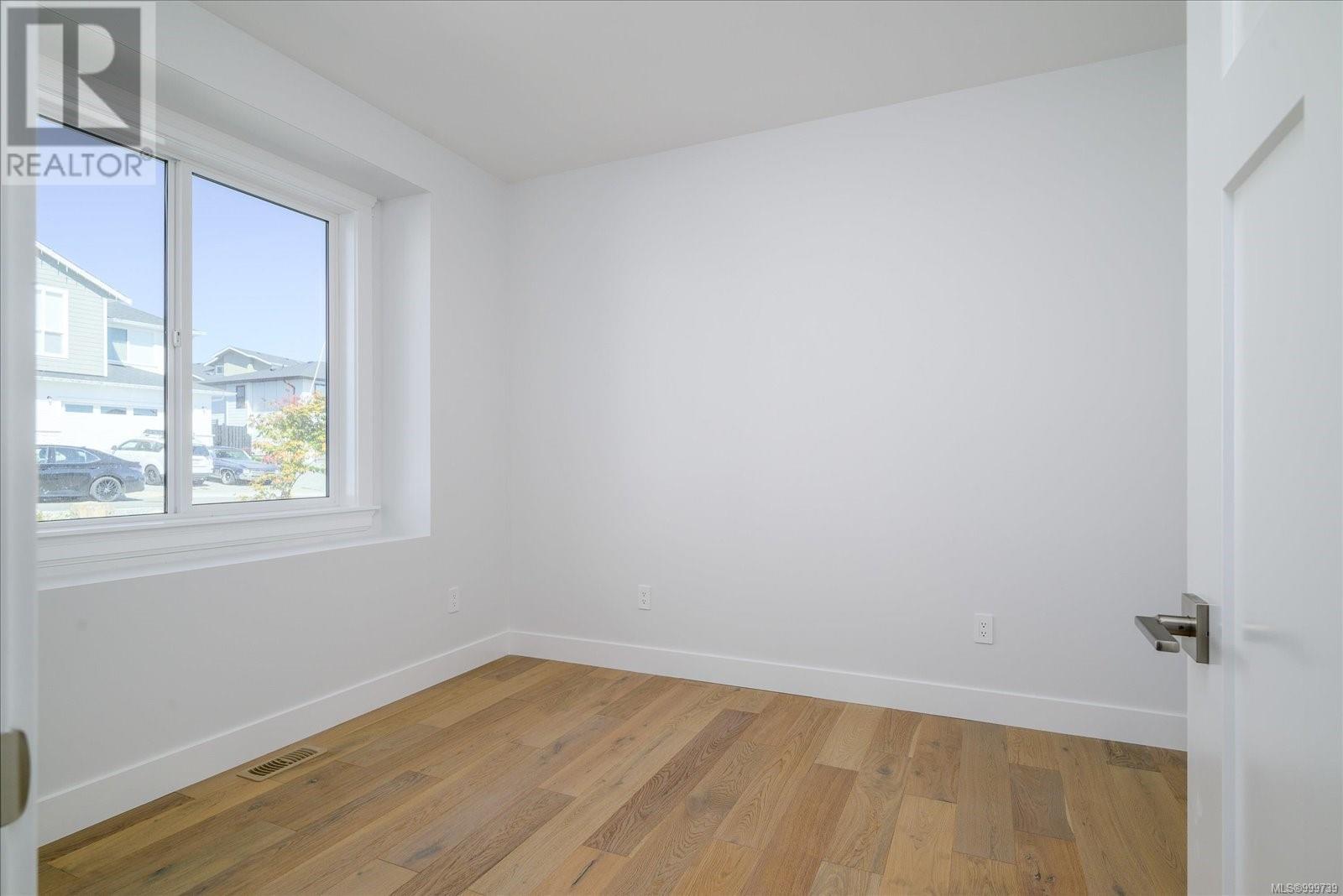 Property at 167 Golden Oaks Cres image 3