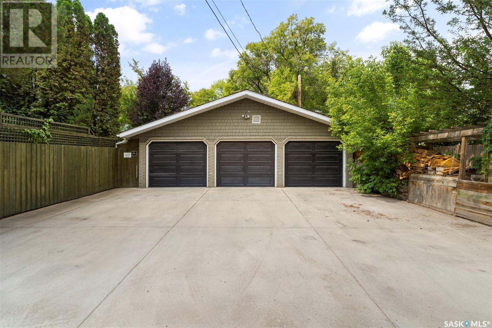 Property at 910 Queen STREET image 2