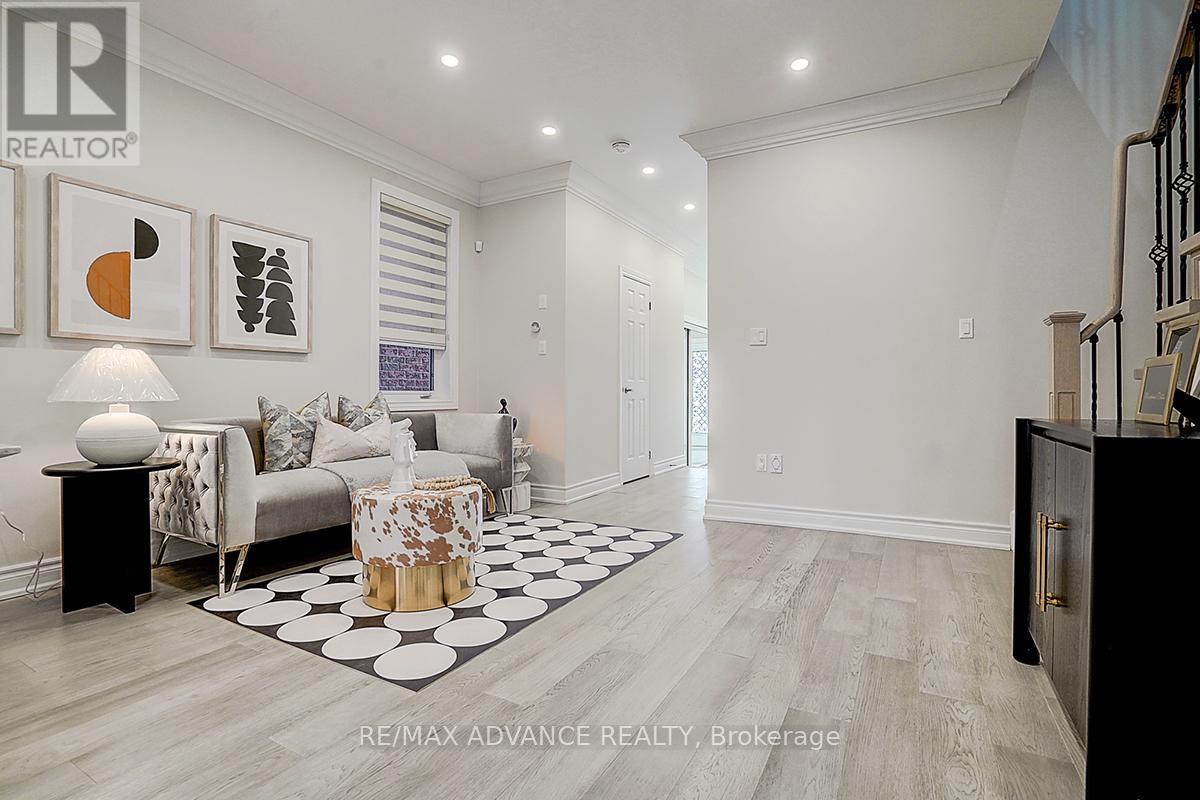 136 Laramie Crescent, Vaughan, Ontario  L6A 0R1 - Photo 7 - N12149661