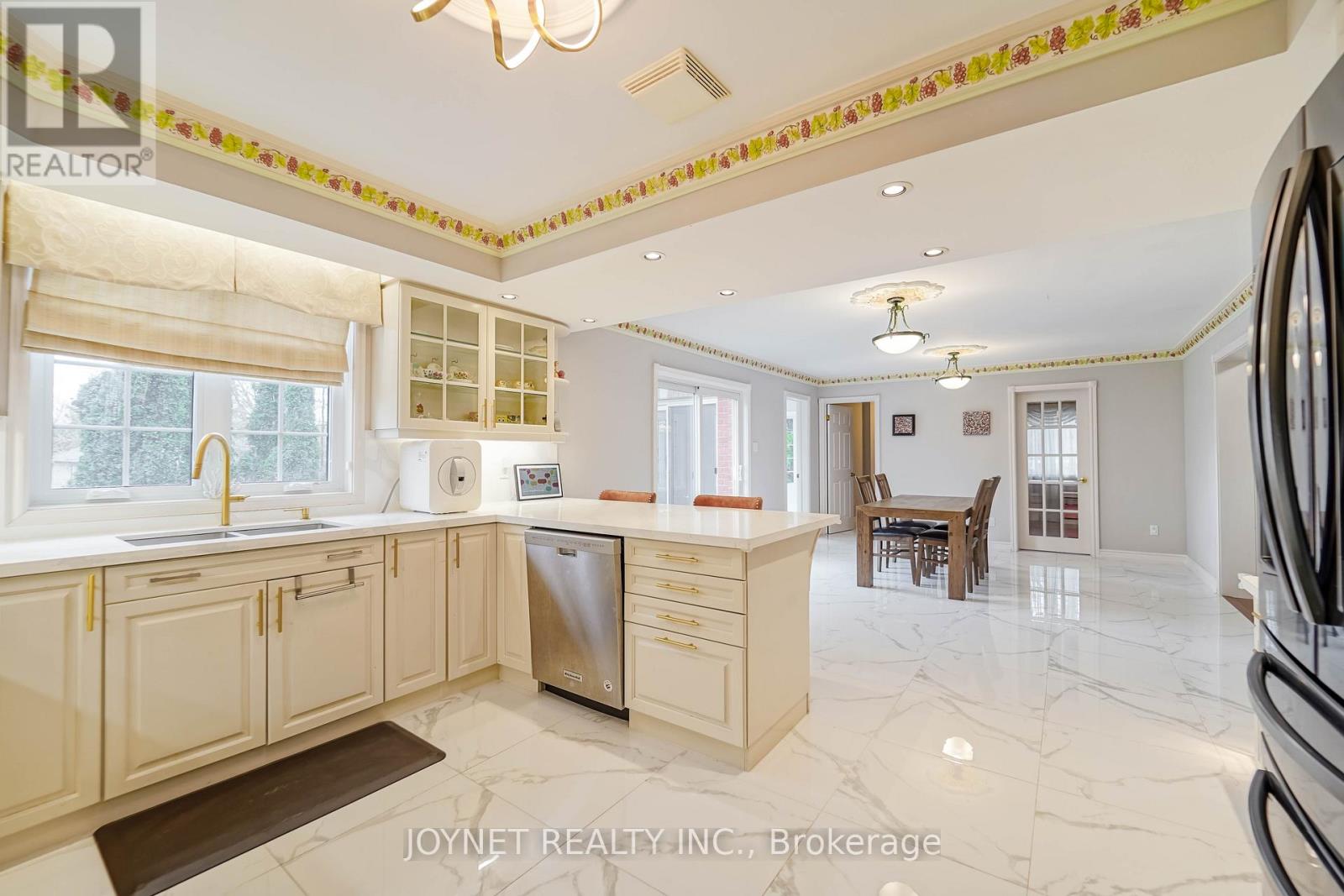 33 Oatlands Crescent, Richmond Hill, Ontario  L4C 9P1 - Photo 9 - N12149700