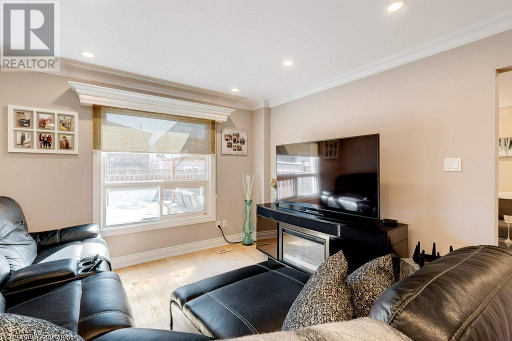 Property at 3226 VALCOURT Crescent image 4