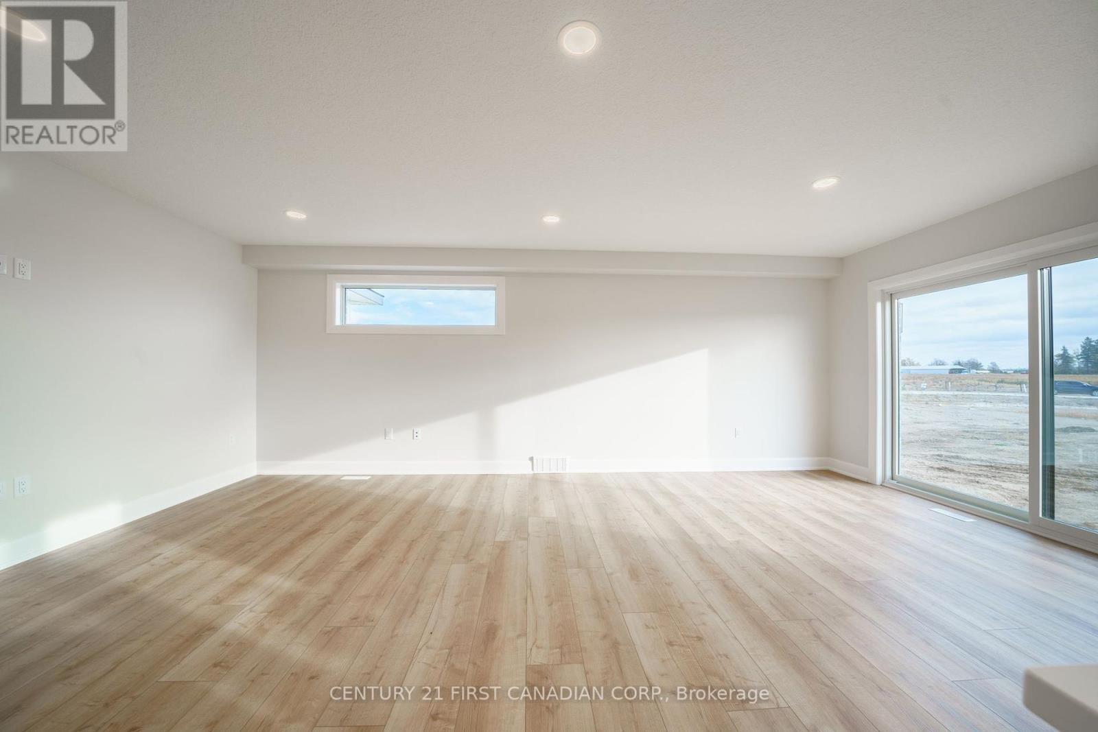 27 Postma Crescent, North Middlesex, Ontario  N0M 1A0 - Photo 11 - X12149846