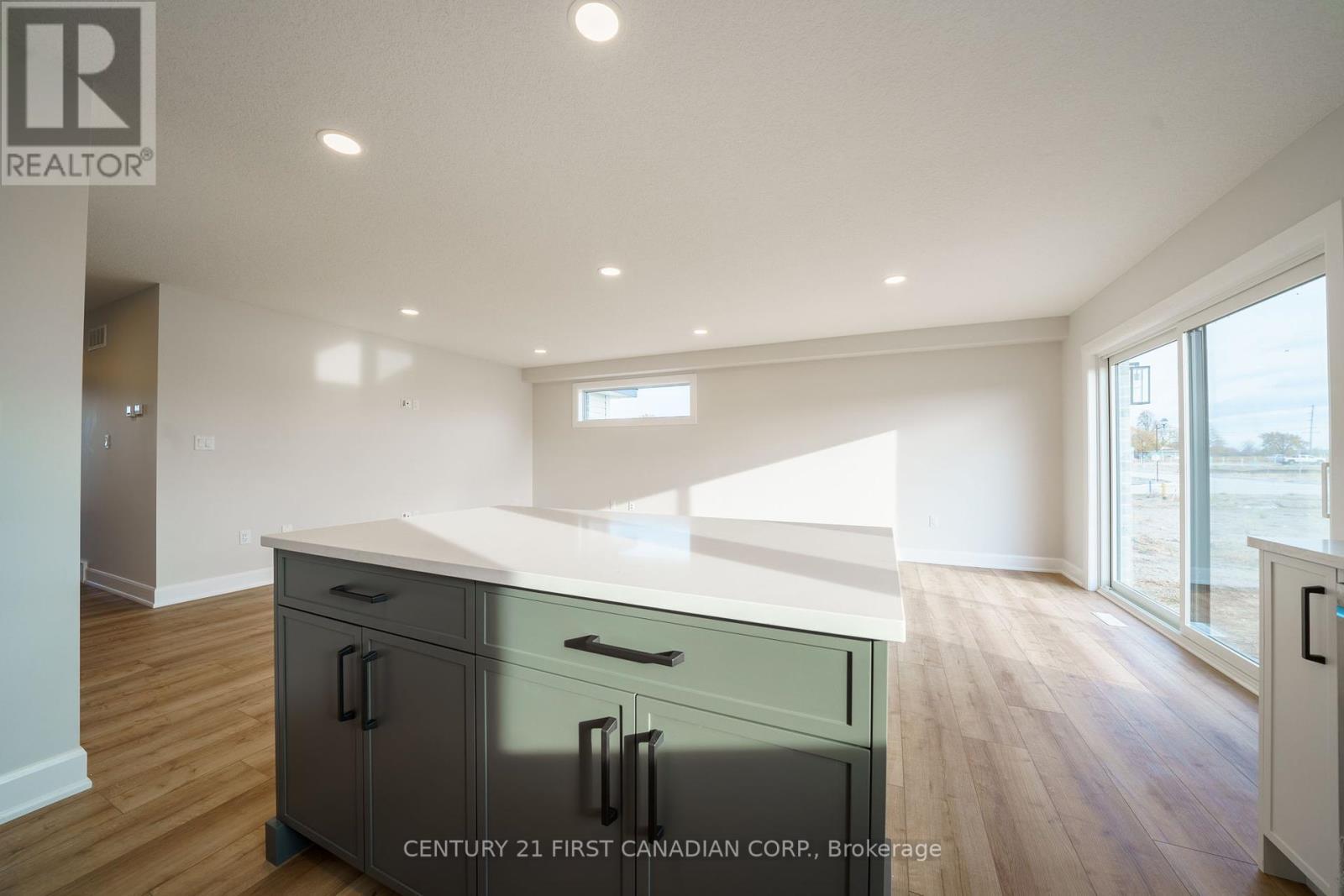 27 Postma Crescent, North Middlesex, Ontario  N0M 1A0 - Photo 12 - X12149846