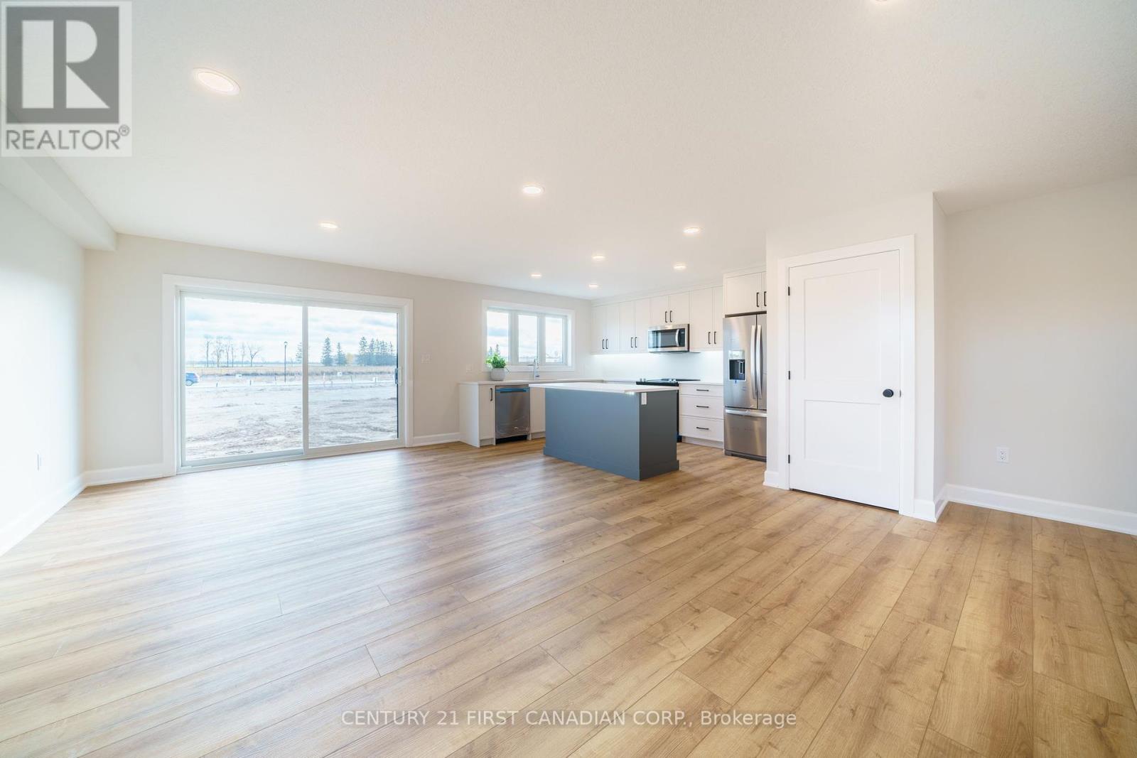 27 Postma Crescent, North Middlesex, Ontario  N0M 1A0 - Photo 4 - X12149846