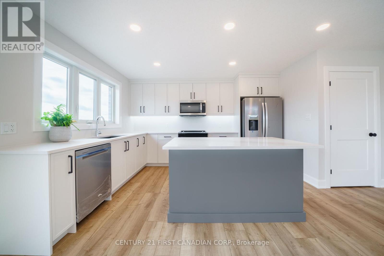 27 Postma Crescent, North Middlesex, Ontario  N0M 1A0 - Photo 5 - X12149846