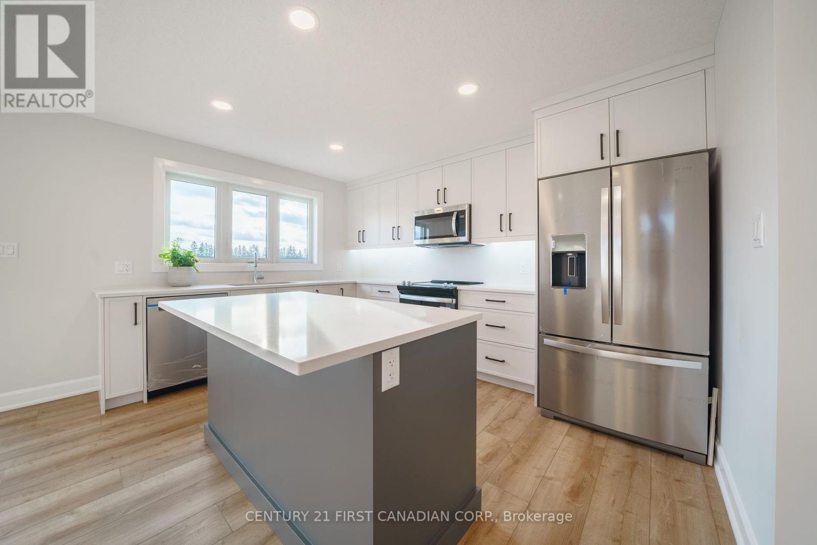 27 Postma Crescent, North Middlesex, Ontario  N0M 1A0 - Photo 6 - X12149846