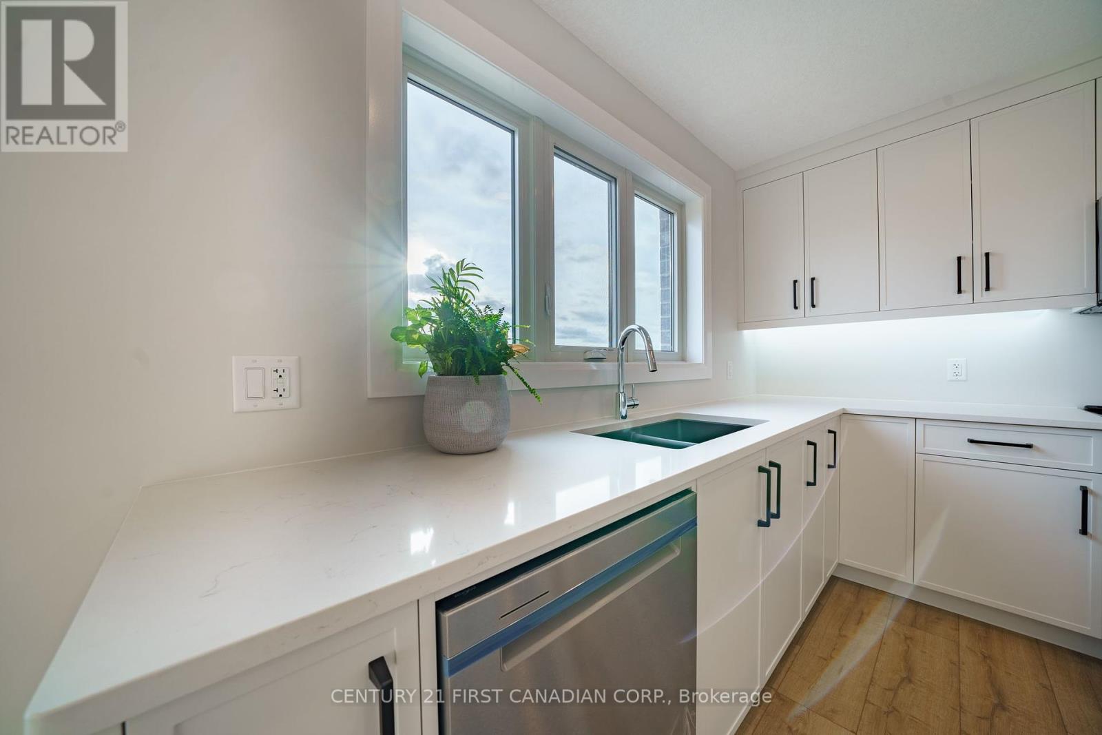 27 Postma Crescent, North Middlesex, Ontario  N0M 1A0 - Photo 7 - X12149846