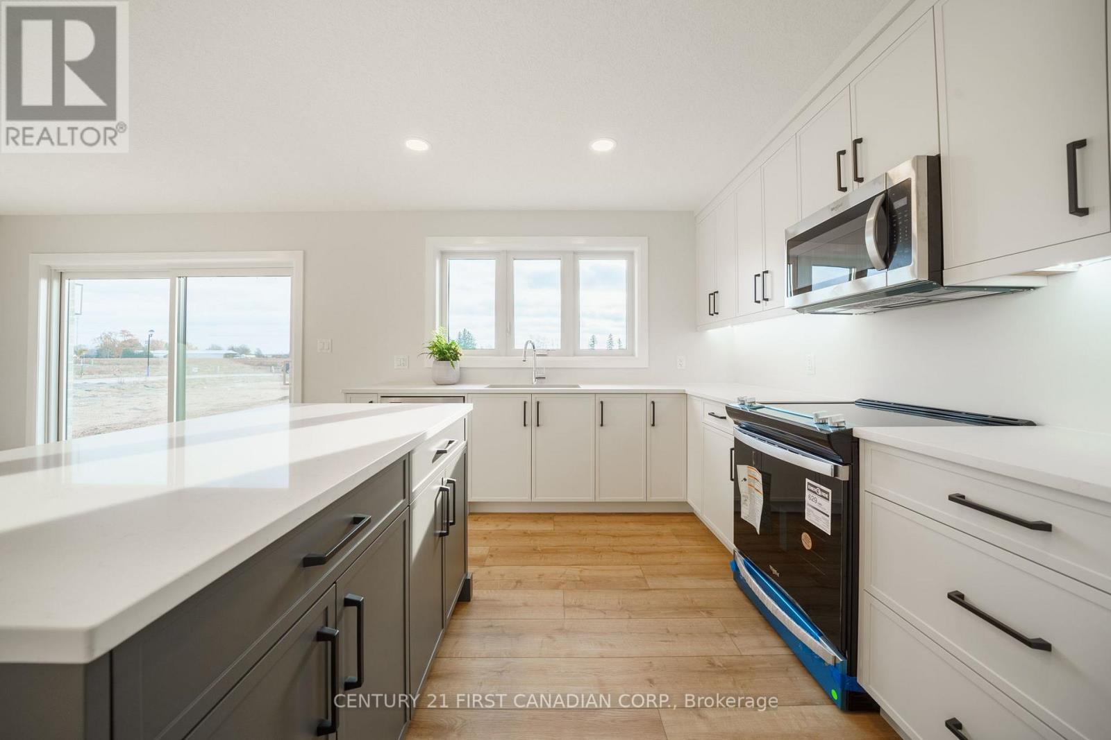 27 Postma Crescent, North Middlesex, Ontario  N0M 1A0 - Photo 8 - X12149846