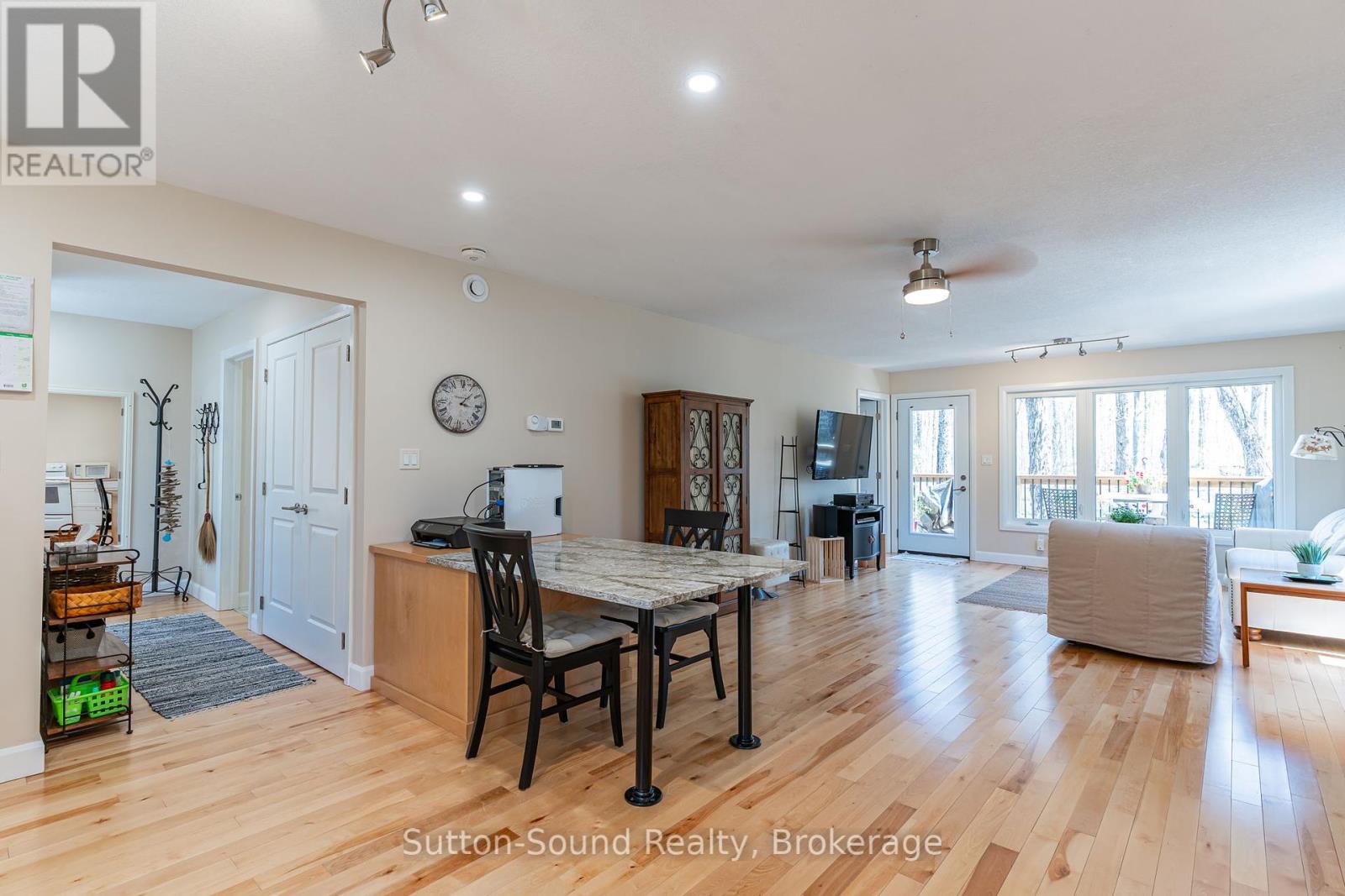203 Francis Drive, Georgian Bluffs, Ontario  N0H 2K0 - Photo 12 - X12149881