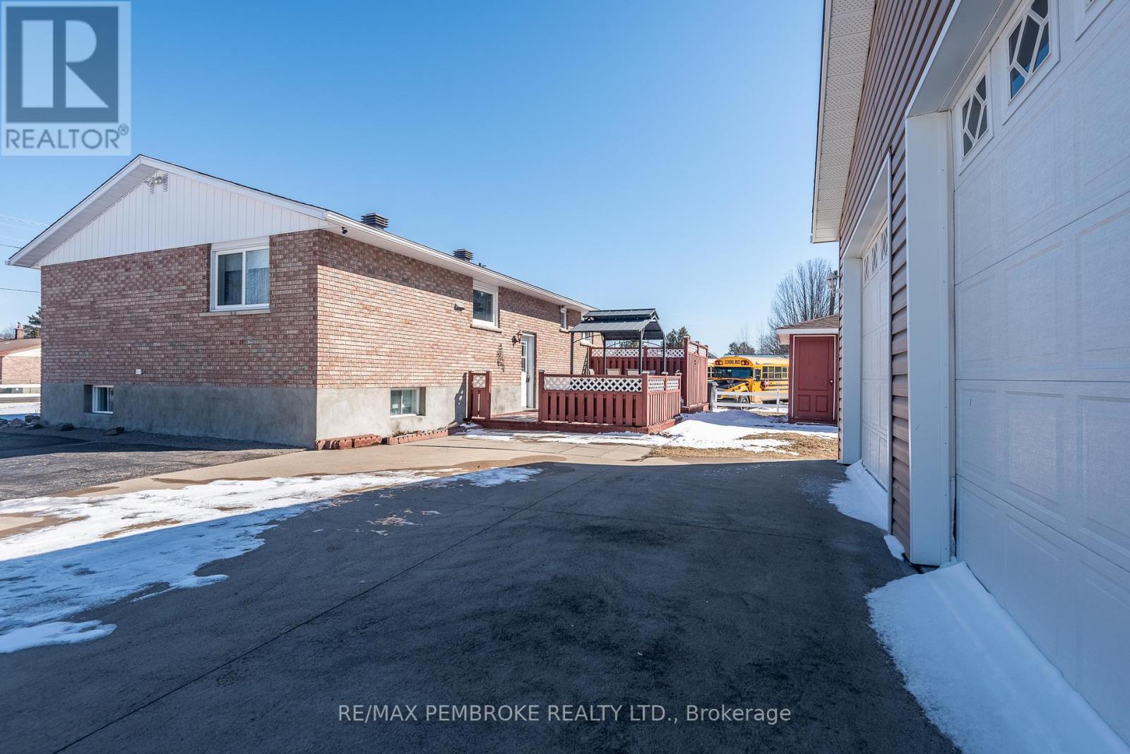 239 Murphy Road, Petawawa, Ontario  K8H 1W5 - Photo 39 - X12078103
