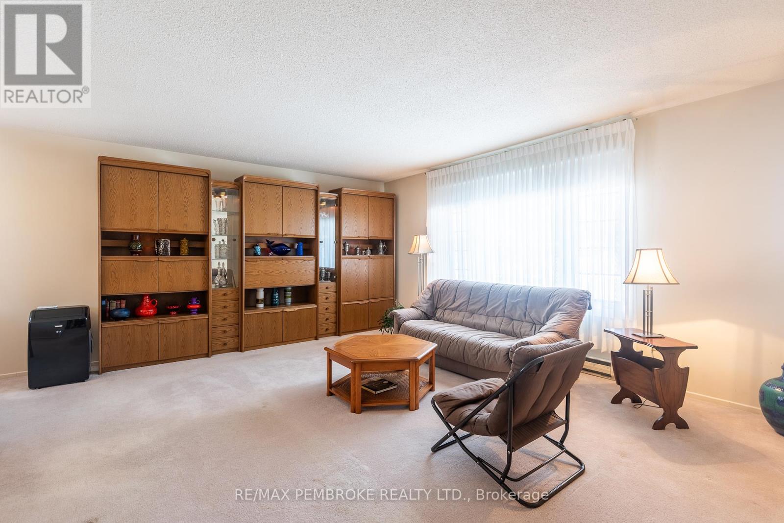 239 Murphy Road, Petawawa, Ontario  K8H 1W5 - Photo 5 - X12078103