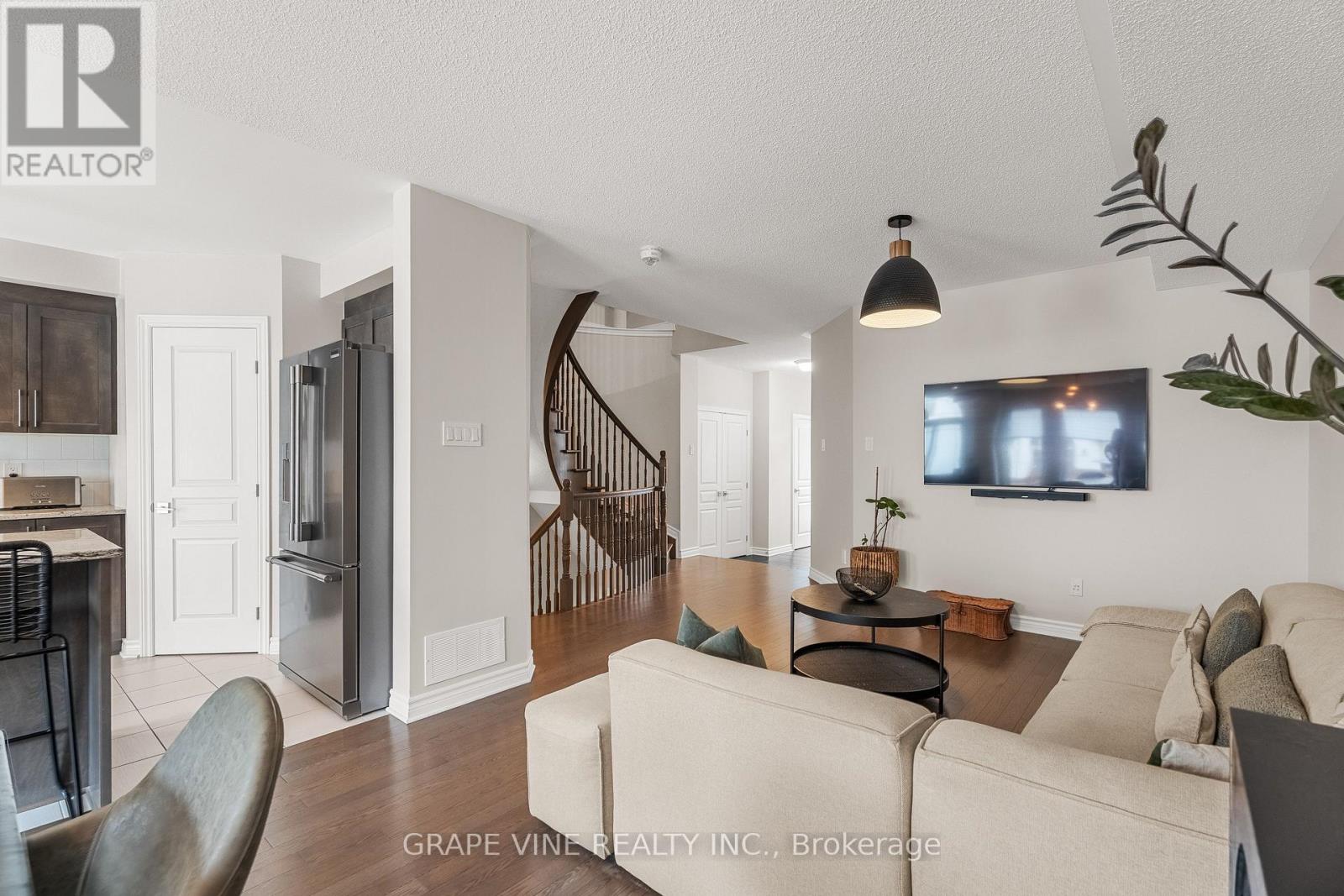 568 Voie Du Pin Rouge Way, Ottawa, Ontario  K1W 0C4 - Photo 10 - X12150024