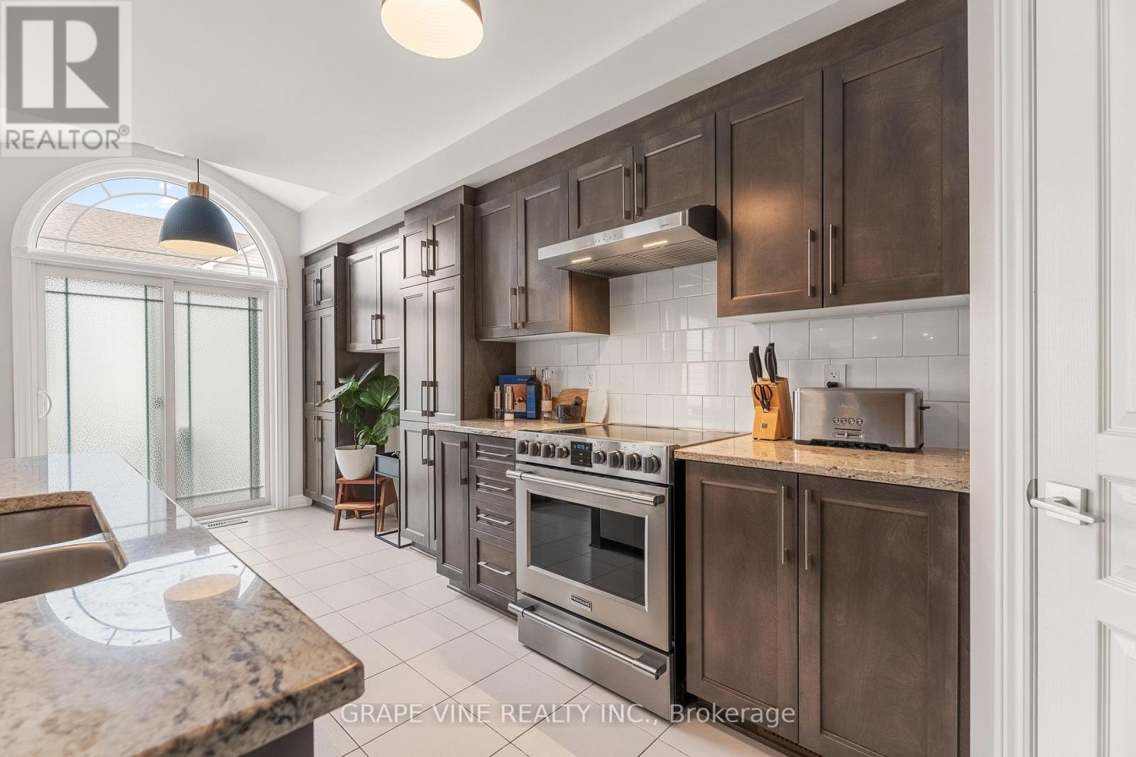 568 Voie Du Pin Rouge Way, Ottawa, Ontario  K1W 0C4 - Photo 12 - X12150024