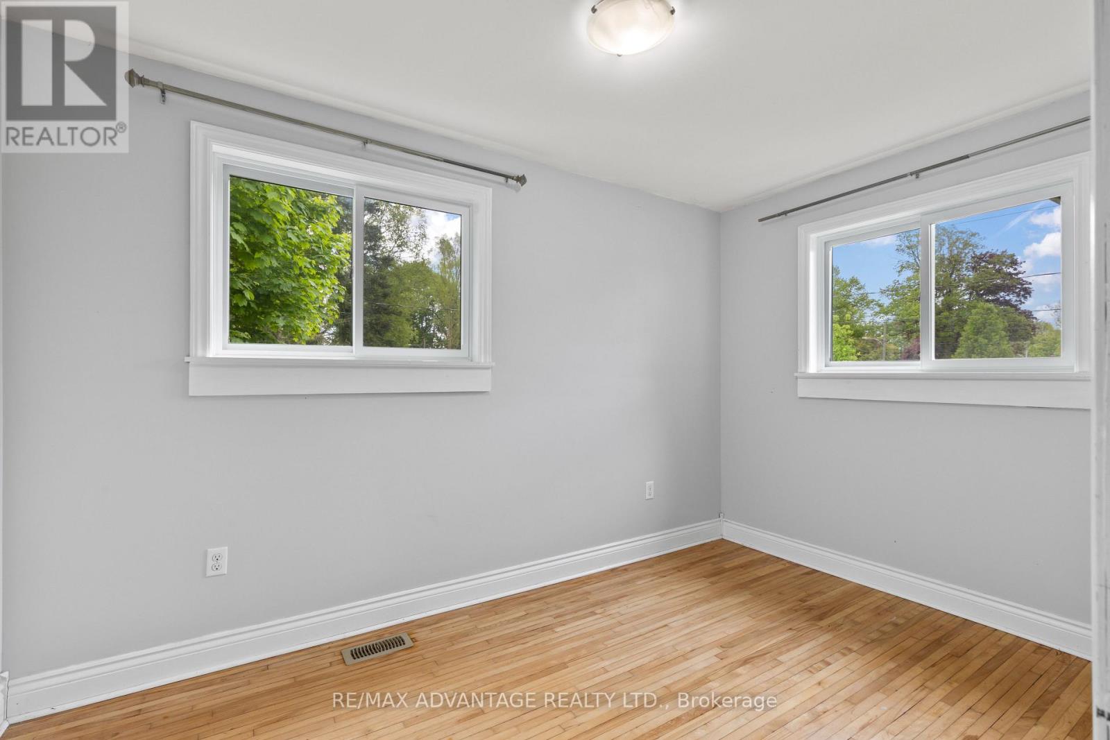 30 Broadway Street, Chatham-Kent, Ontario  N0P 2C0 - Photo 11 - X12148550