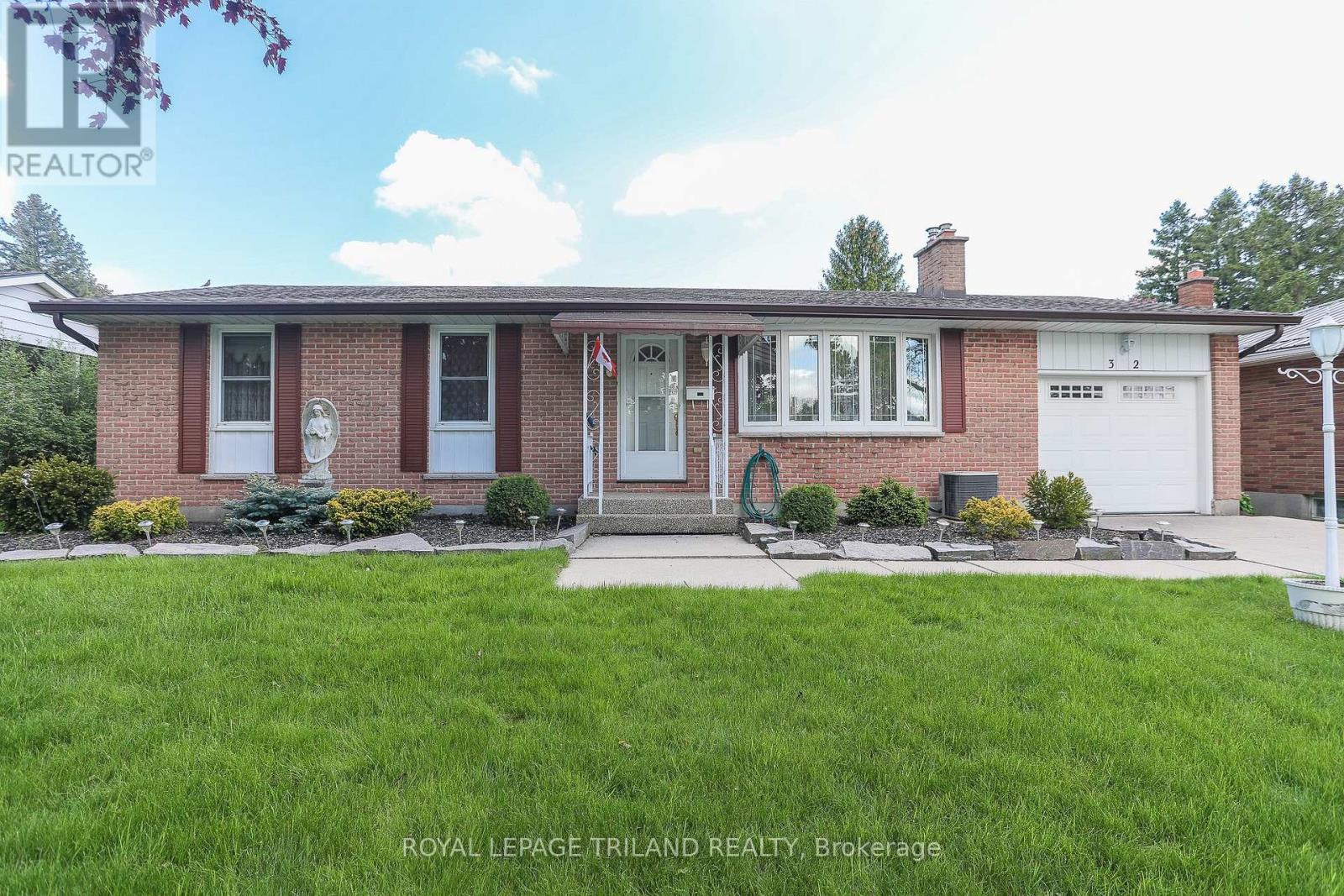 32 APPLEWOOD CRESCENT, St. Thomas, Ontario