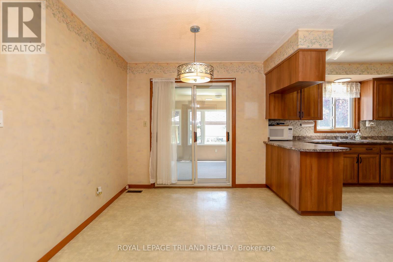 32 Applewood Crescent, St. Thomas, Ontario  N5R 1H2 - Photo 10 - X12150001