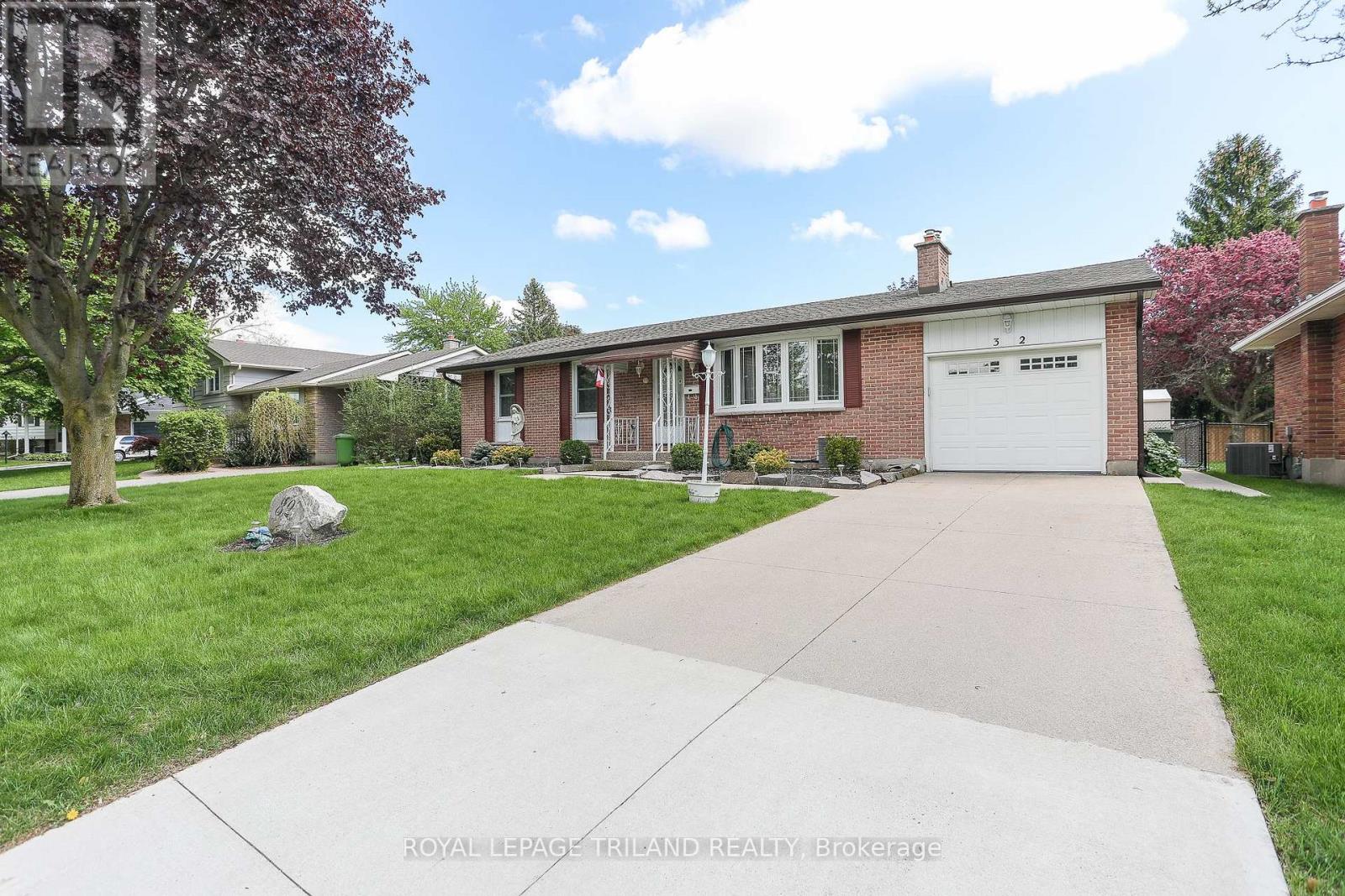 32 Applewood Crescent, St. Thomas, Ontario  N5R 1H2 - Photo 2 - X12150001