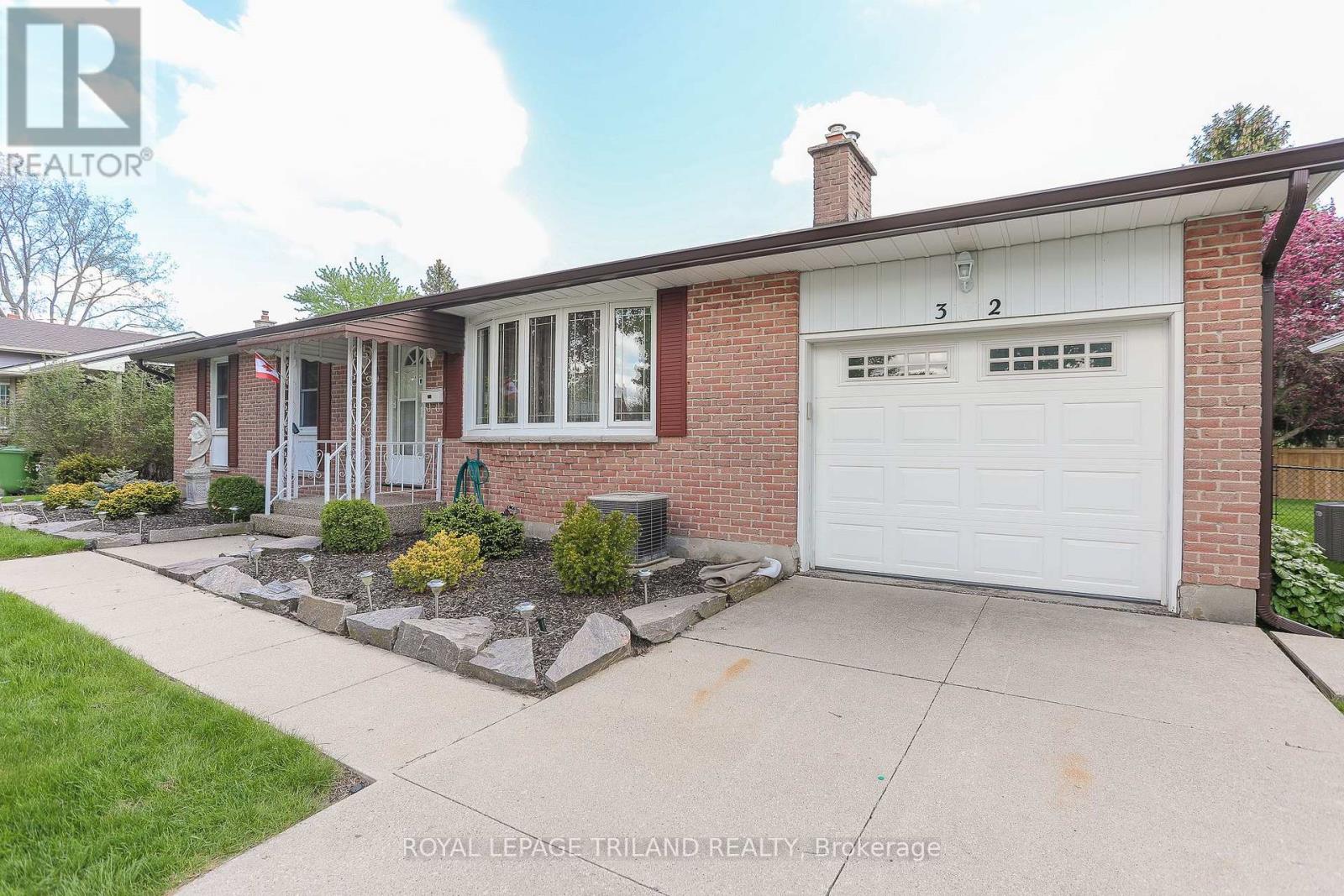 32 Applewood Crescent, St. Thomas, Ontario  N5R 1H2 - Photo 3 - X12150001