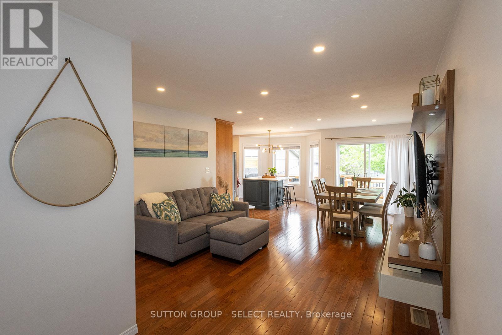 Property at 64 UNIVERSITY AVENUE image 4