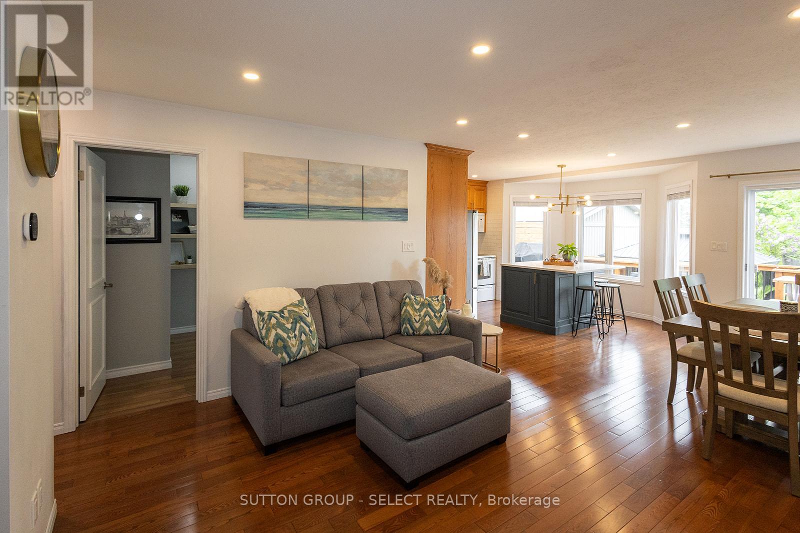 Property at 64 UNIVERSITY AVENUE image 5