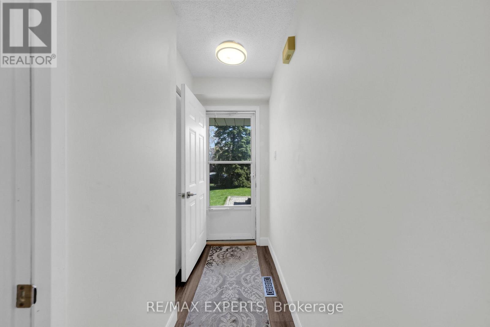 10 Wallace Drive, Barrie, Ontario  L4N 7E2 - Photo 5 - S12149859