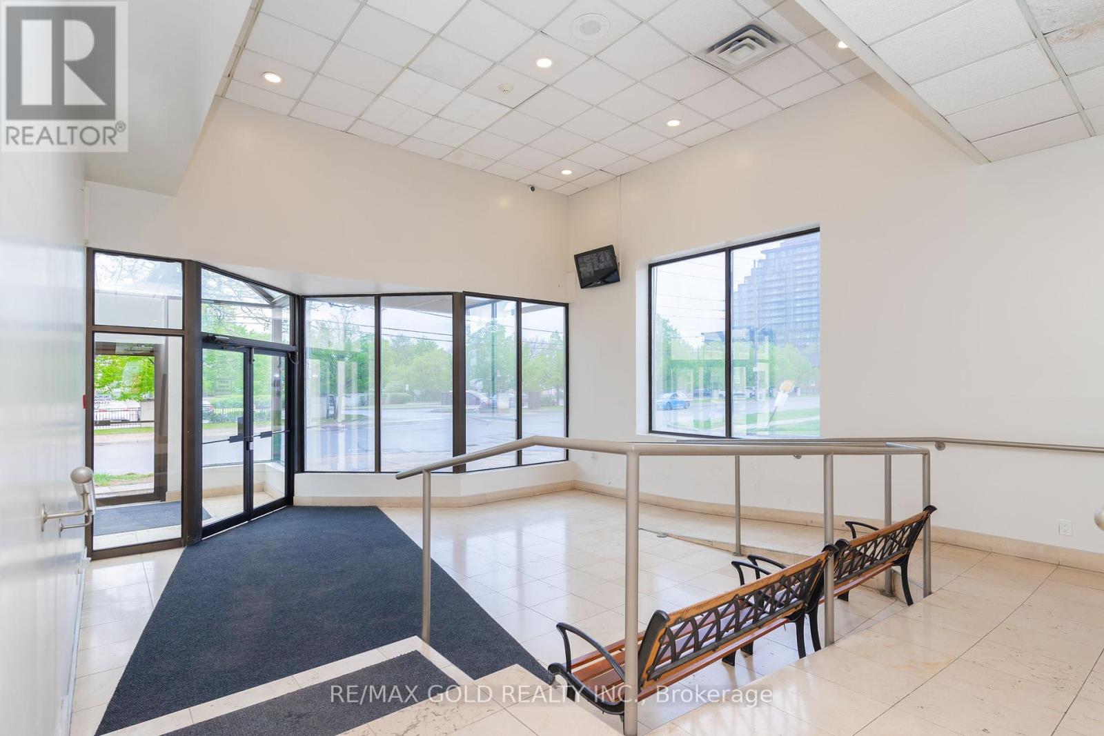 201 - 25 Agnes Street, Mississauga, Ontario  L5B 3X7 - Photo 5 - W12149771