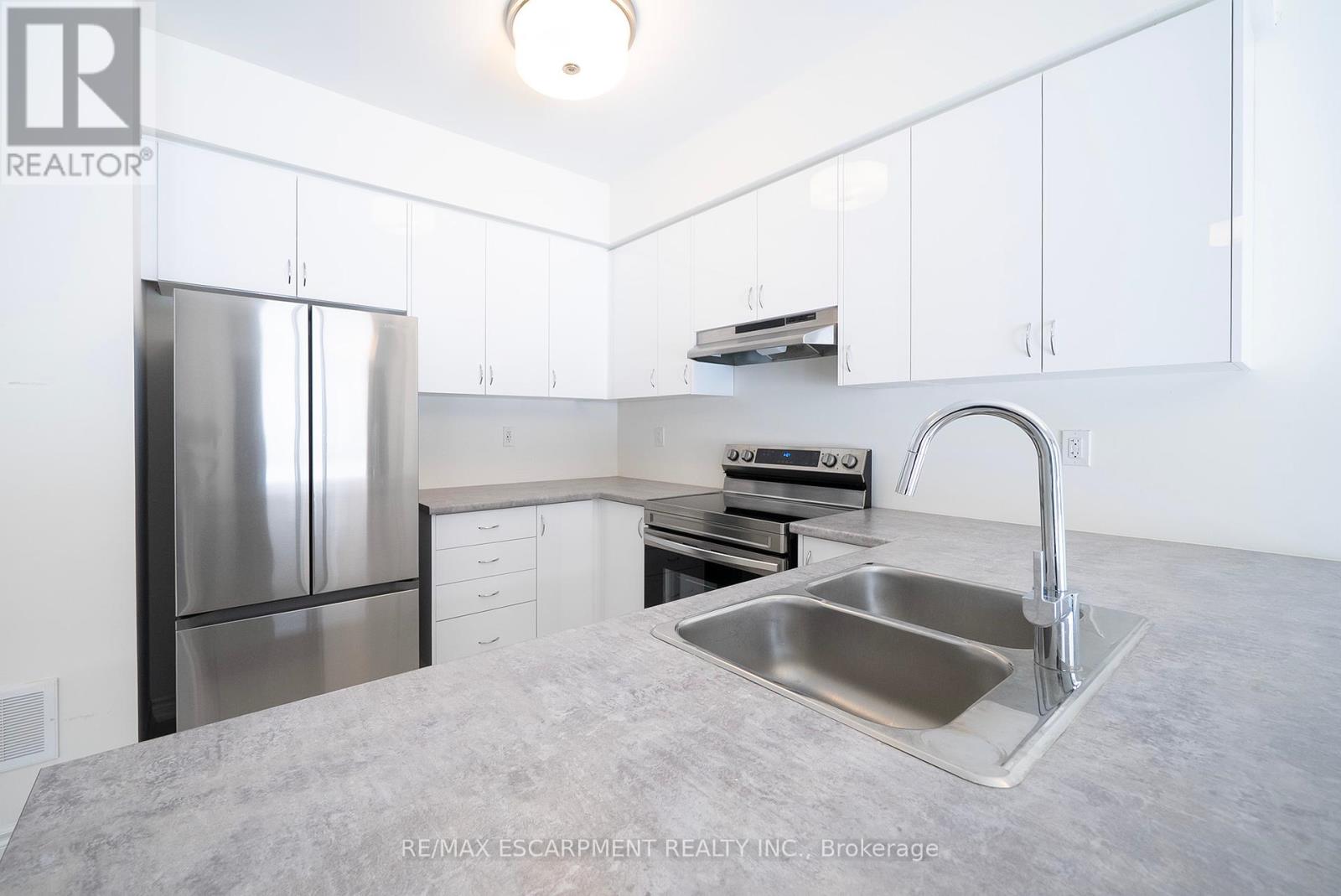 8 Copeman Avenue, Brantford, Ontario  N3V 0B3 - Photo 6 - X12149798